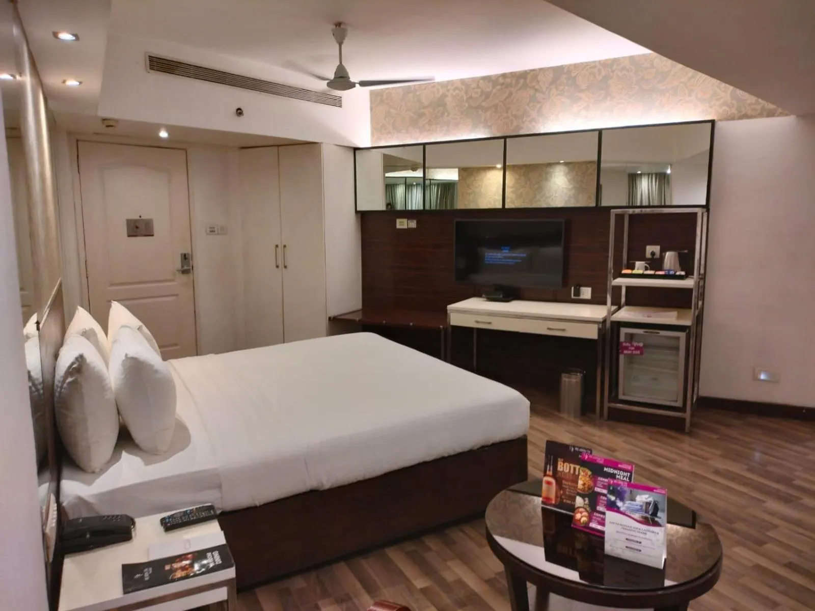 Photo of the whole room, Bed in Regenta Place Bangalore, Cunningham Road