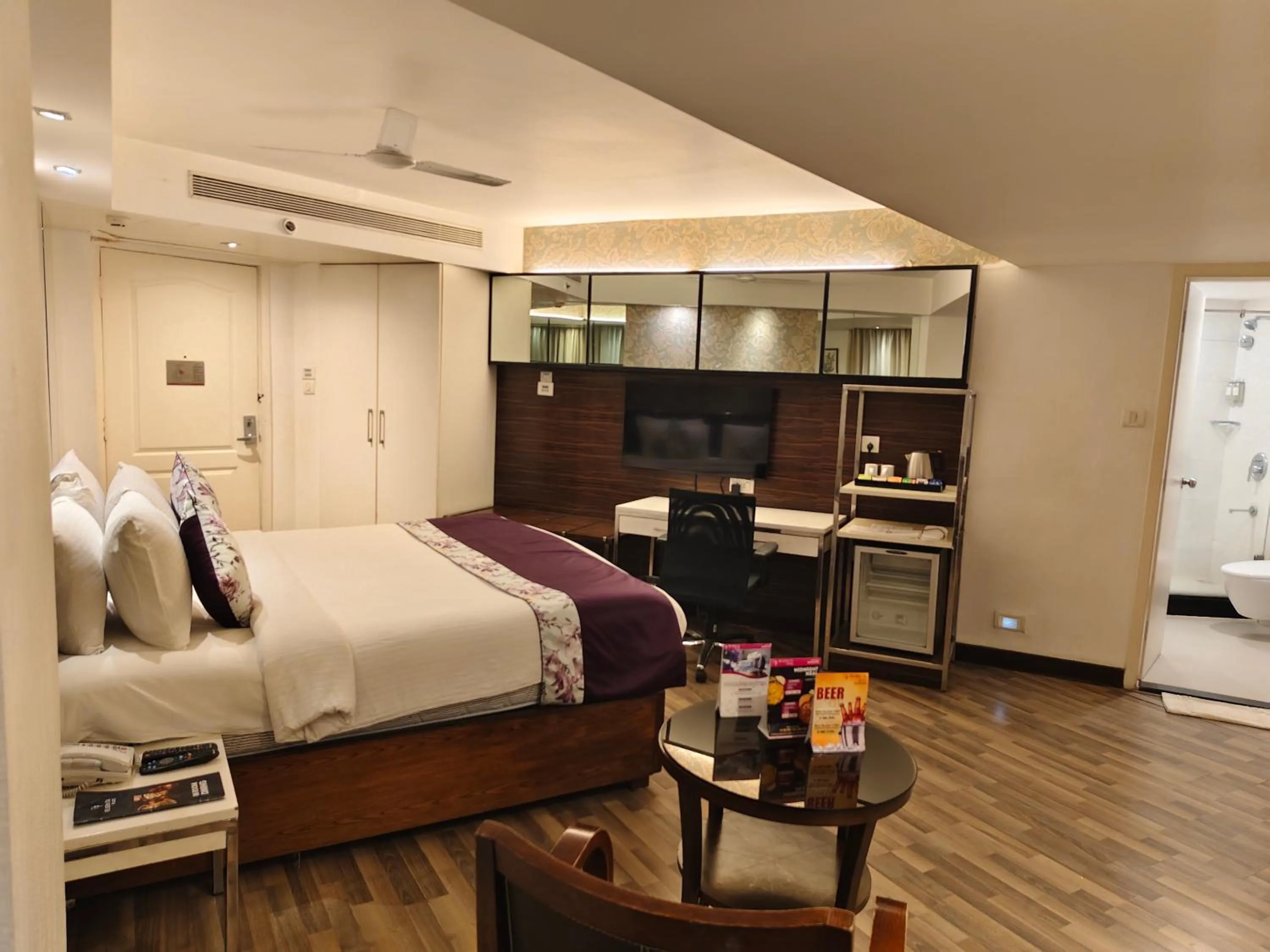Bedroom, Bed in Regenta Place Bangalore, Cunningham Road