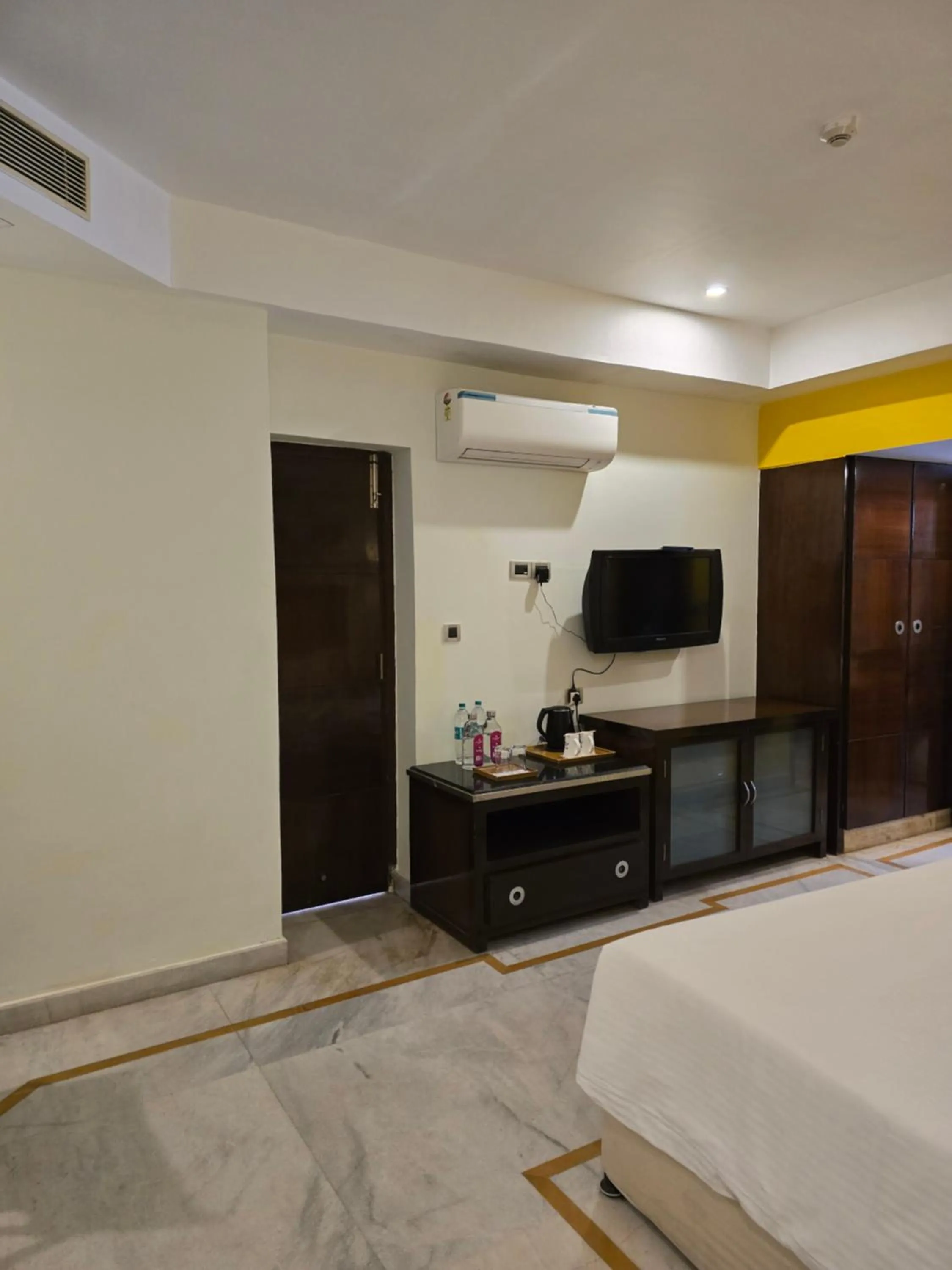 TV and multimedia, Bed in Royal Orchid Central Kireeti-HAMPI Hospet