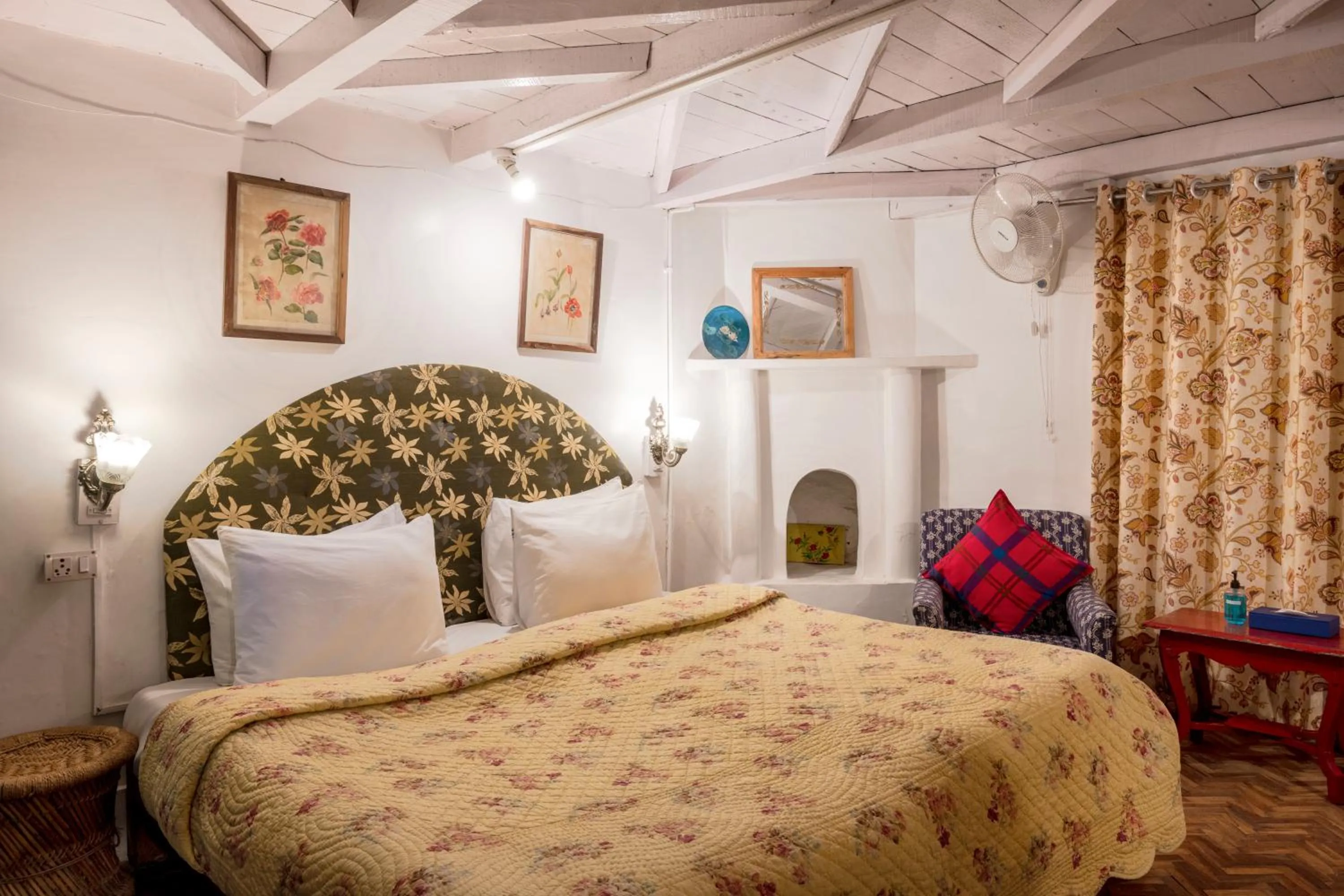 Bed in ROSASTAYS Jeolikote