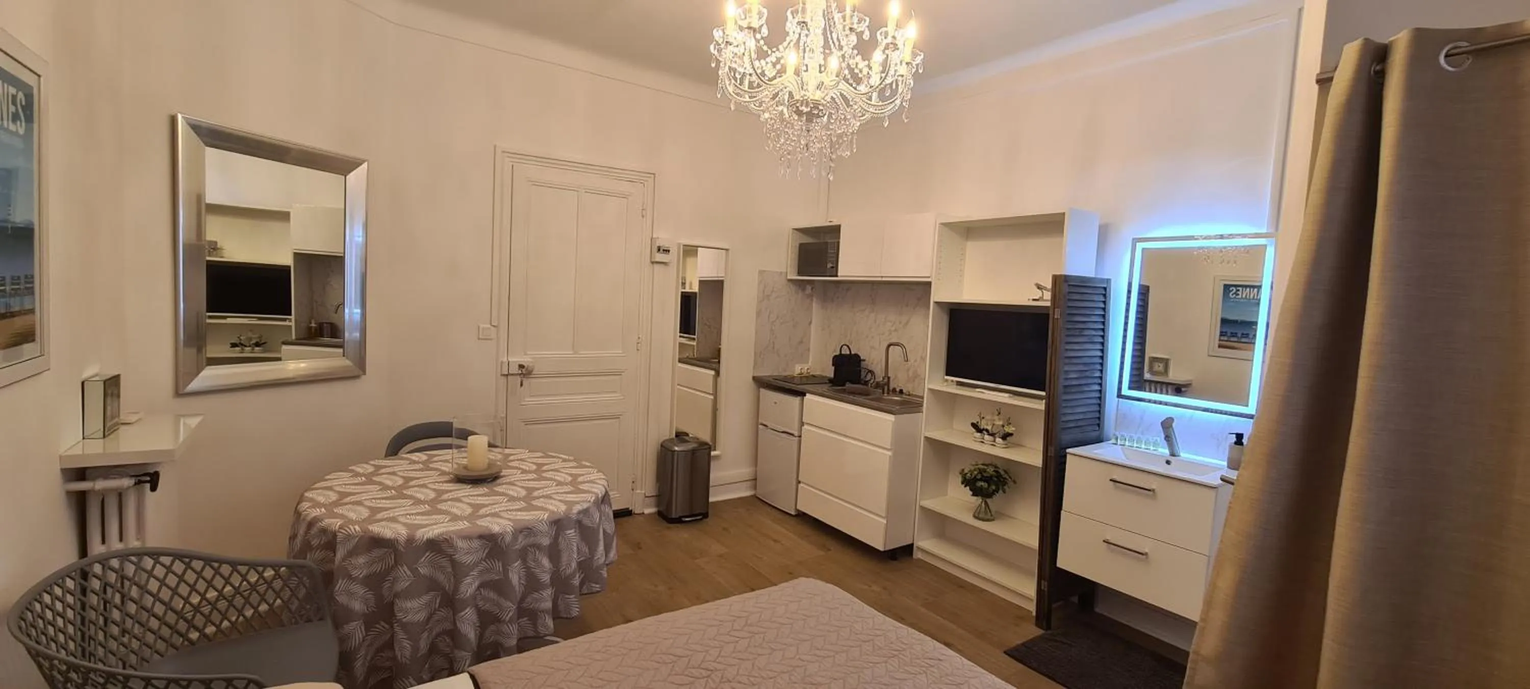 Kitchen or kitchenette in SeaYouSoon Inn Cannes - Studios