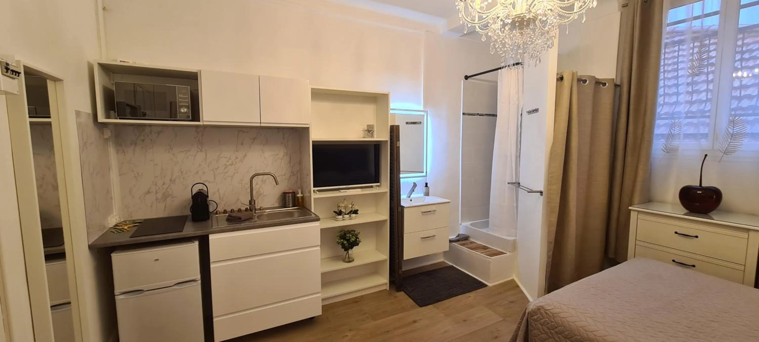 Photo of the whole room in SeaYouSoon Inn Cannes - Studios