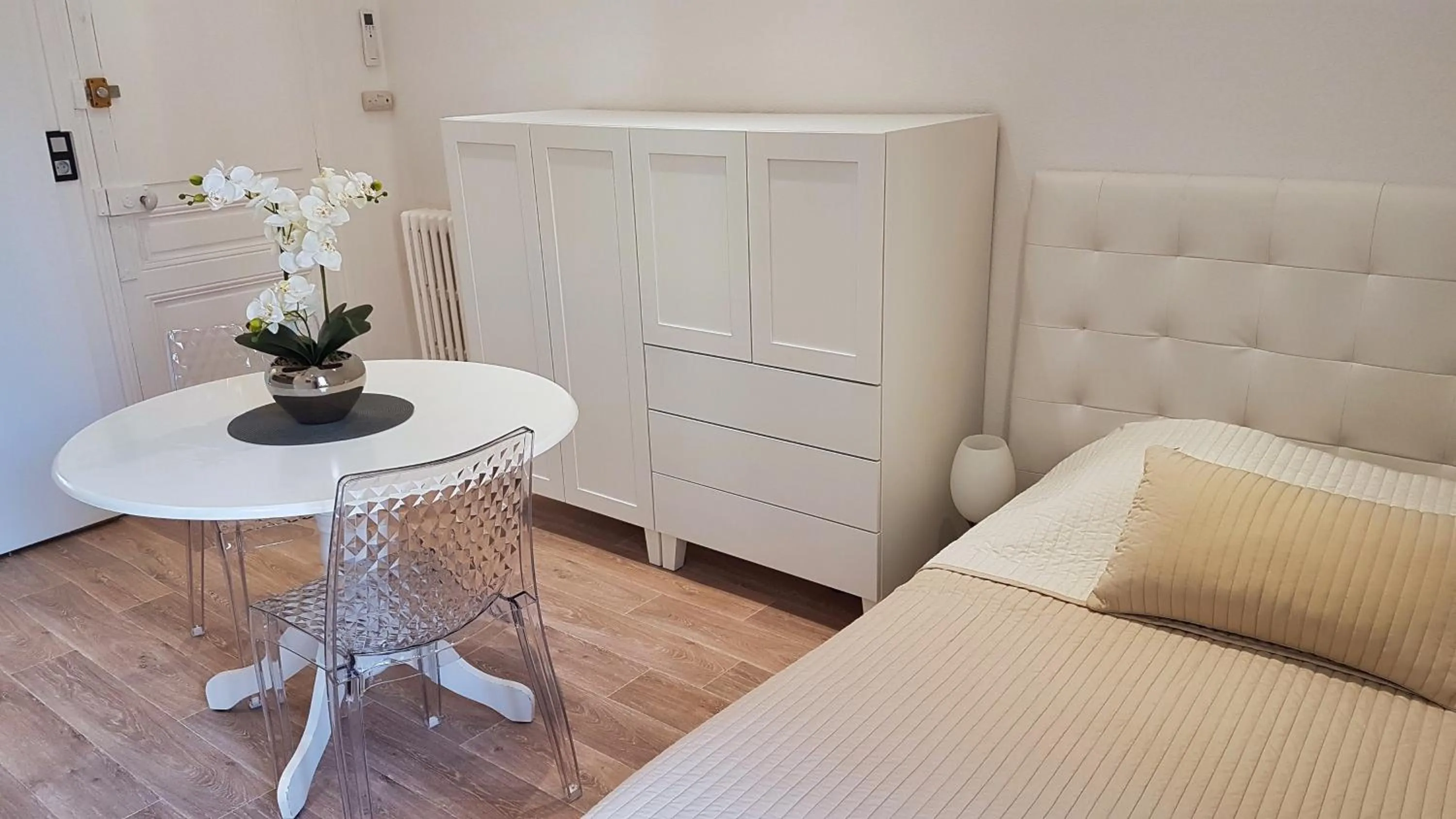 Photo of the whole room, Bed in SeaYouSoon Inn Cannes - Studios