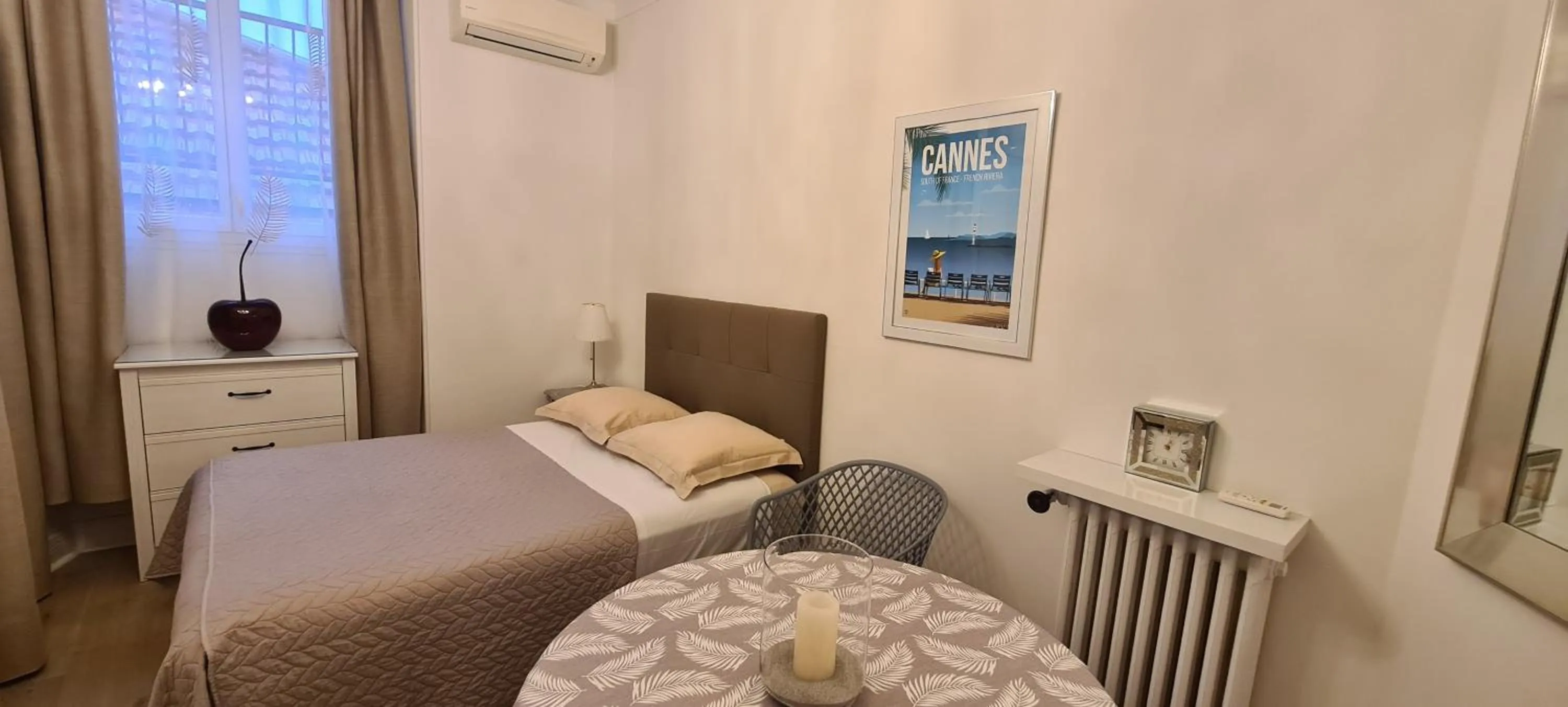 Bed in SeaYouSoon Inn Cannes - Studios