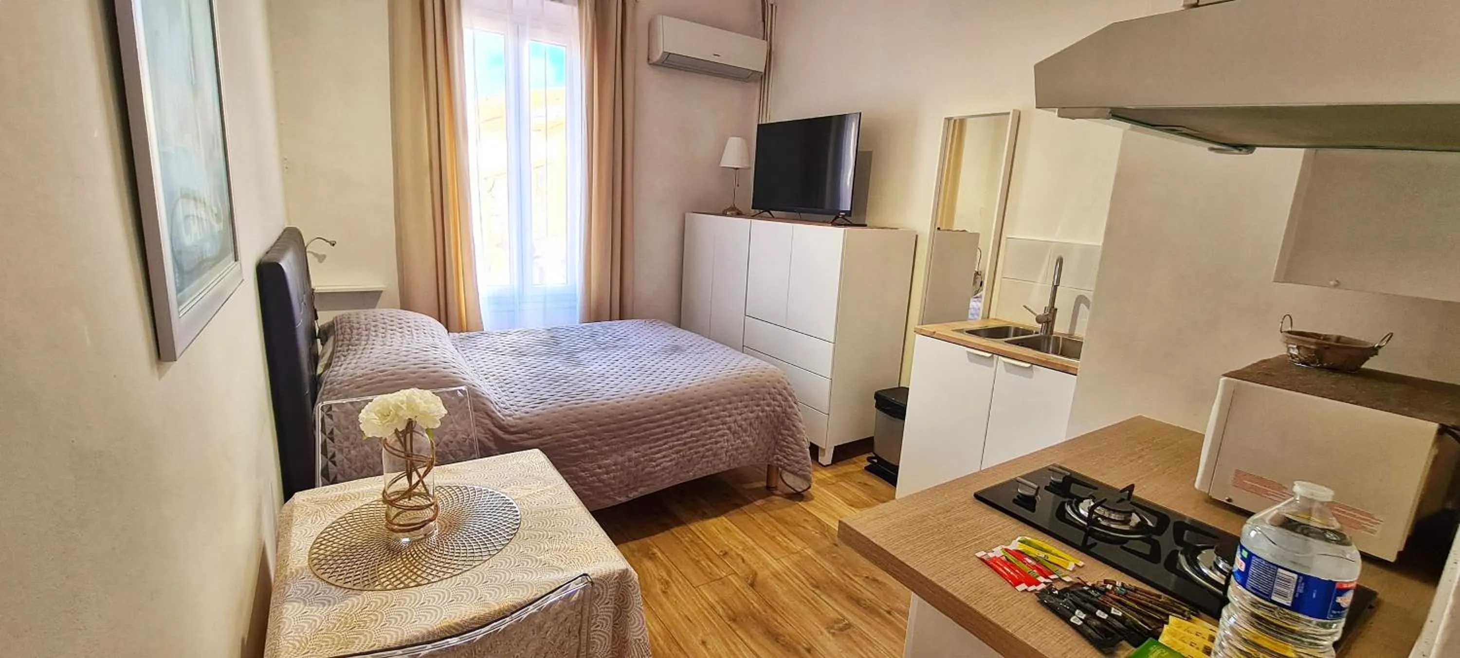 Photo of the whole room in SeaYouSoon Inn Cannes - Studios