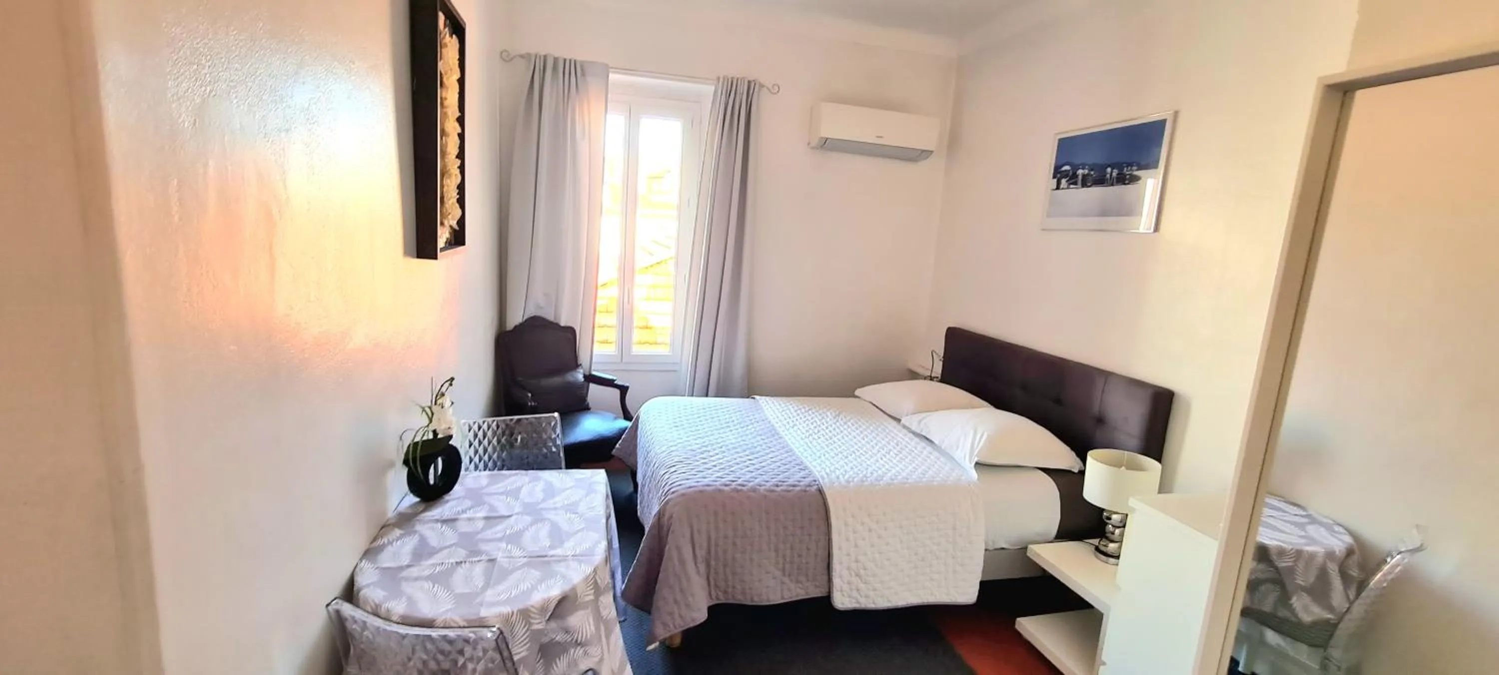 Photo of the whole room, Bed in SeaYouSoon Inn Cannes - Studios