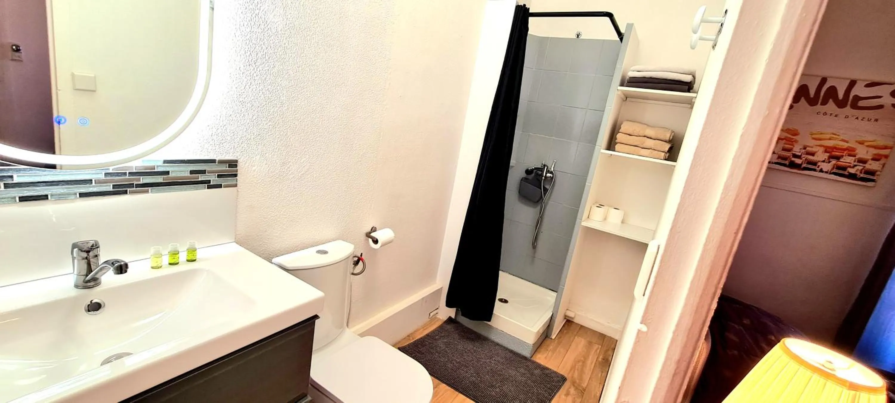 Shower in SeaYouSoon Inn Cannes - Studios