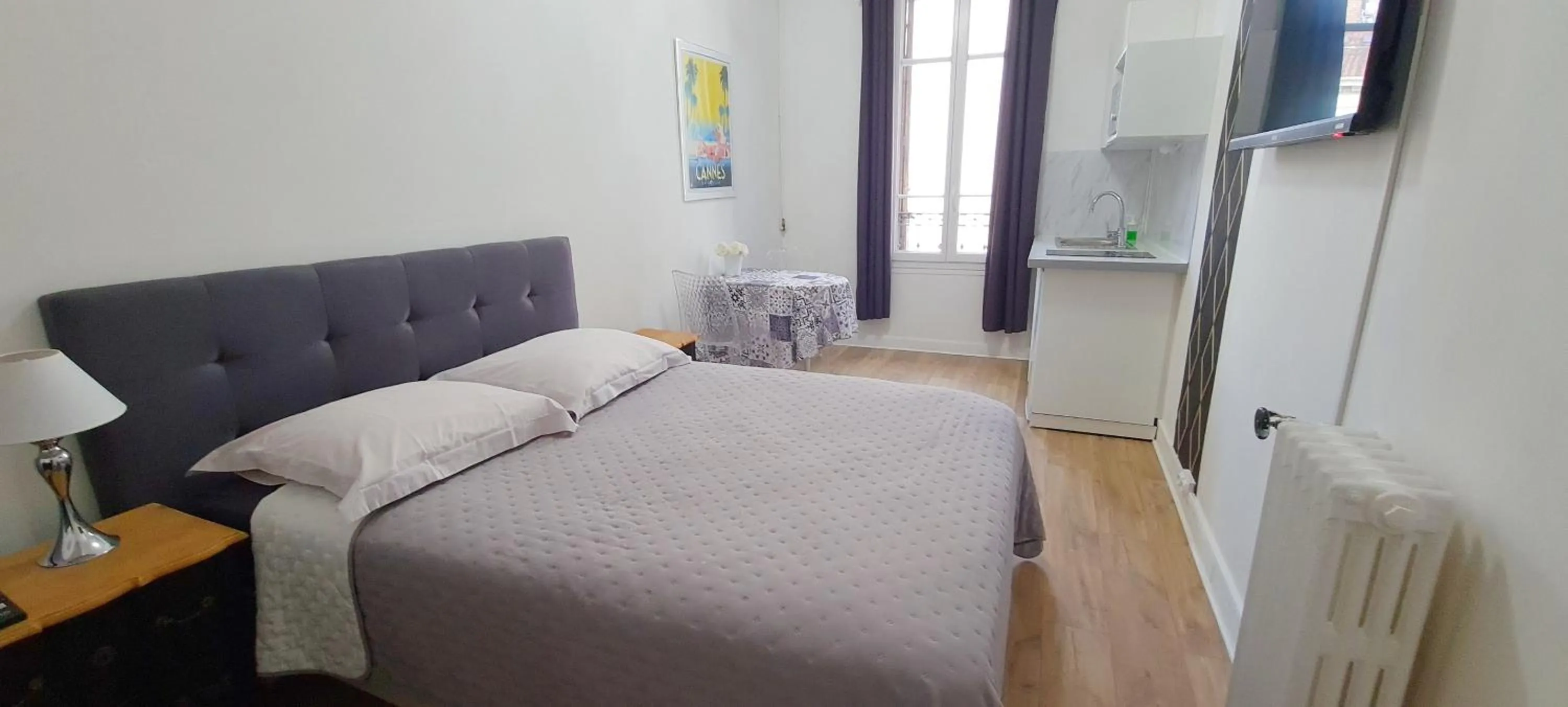 Photo of the whole room, Bed in SeaYouSoon Inn Cannes - Studios