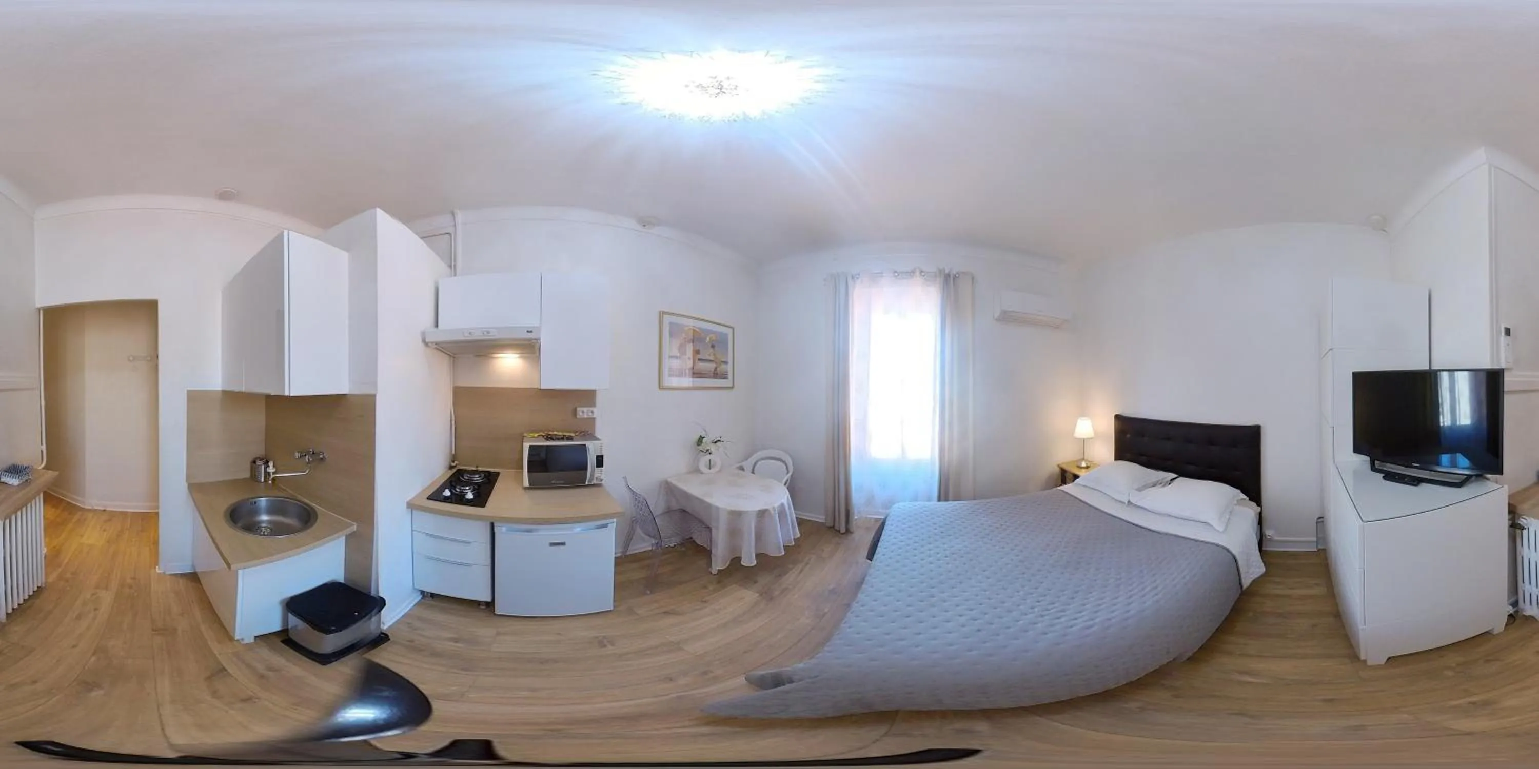 Photo of the whole room, Bed in SeaYouSoon Inn Cannes - Studios