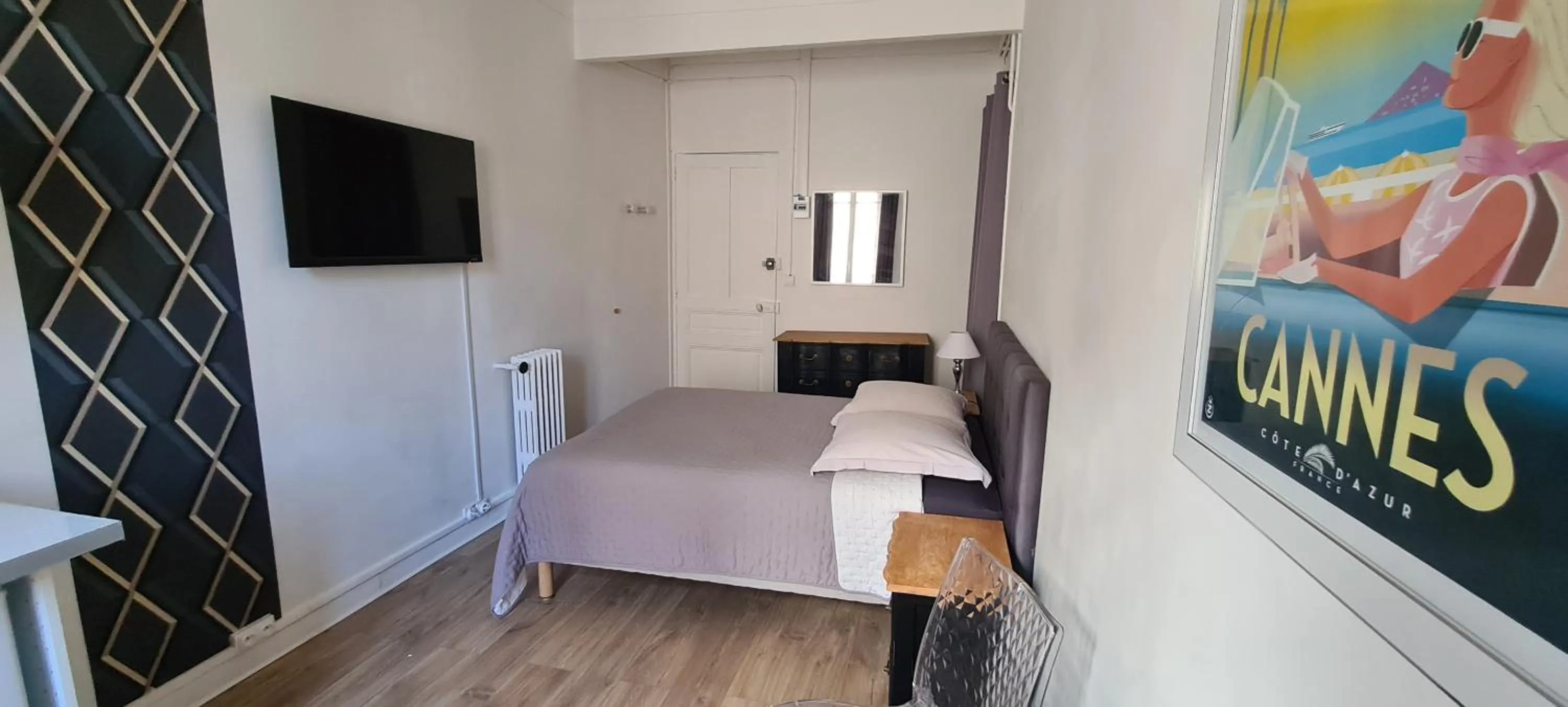 Photo of the whole room in SeaYouSoon Inn Cannes - Studios