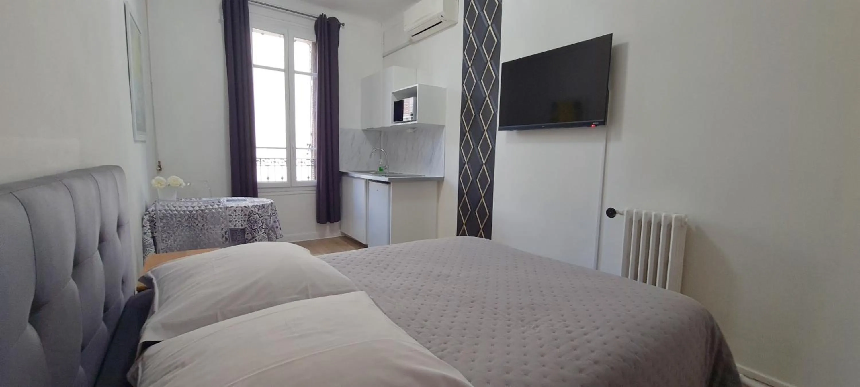 Photo of the whole room, Bed in SeaYouSoon Inn Cannes - Studios