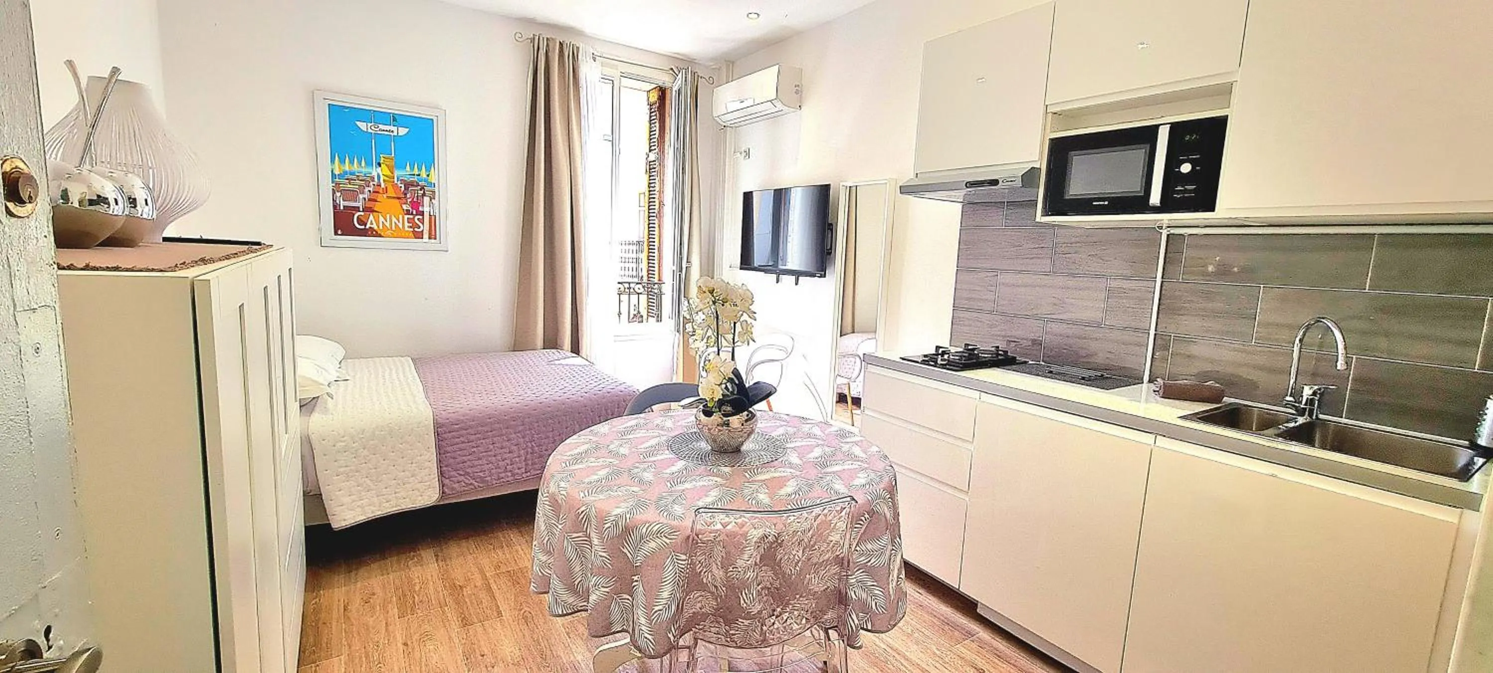 Photo of the whole room in SeaYouSoon Inn Cannes - Studios