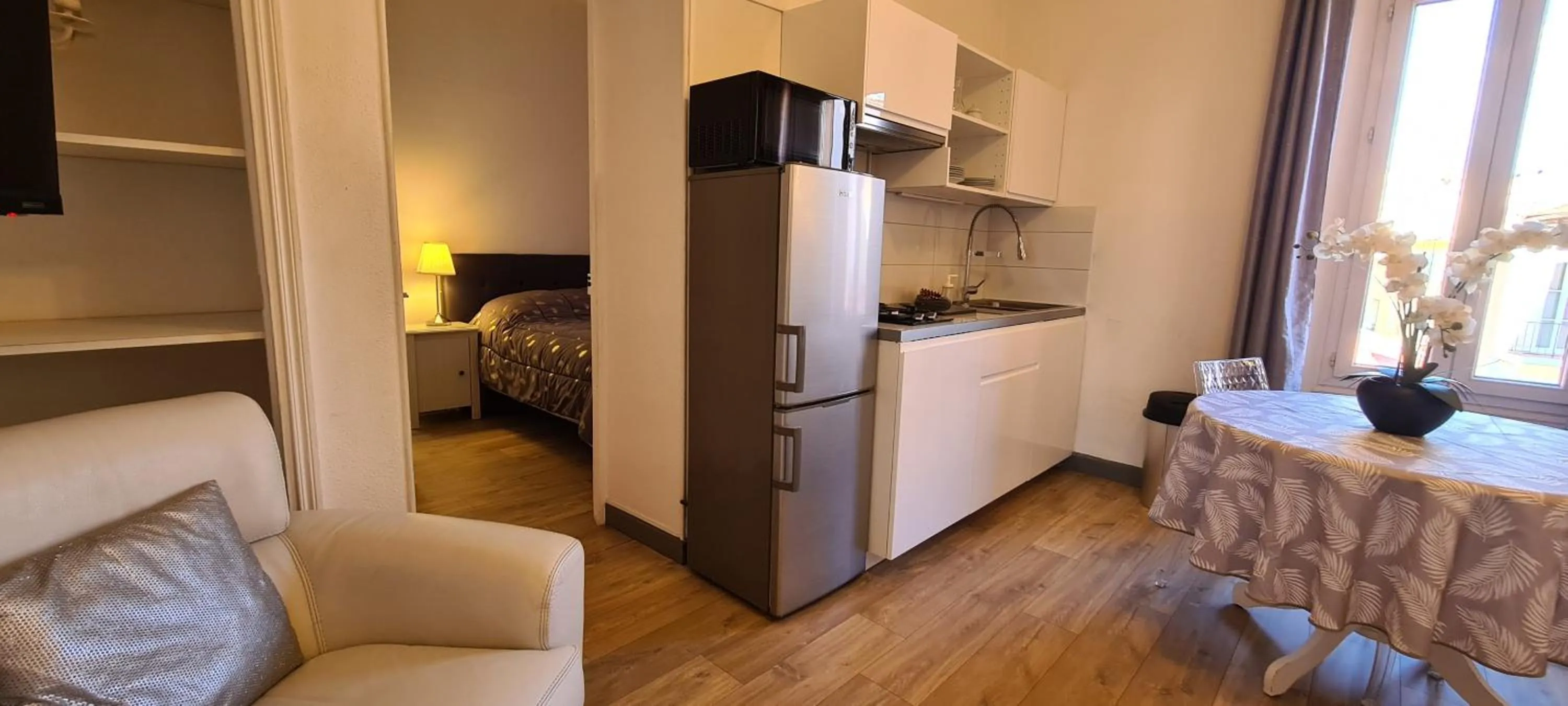 Kitchen or kitchenette in SeaYouSoon Inn Cannes - Studios