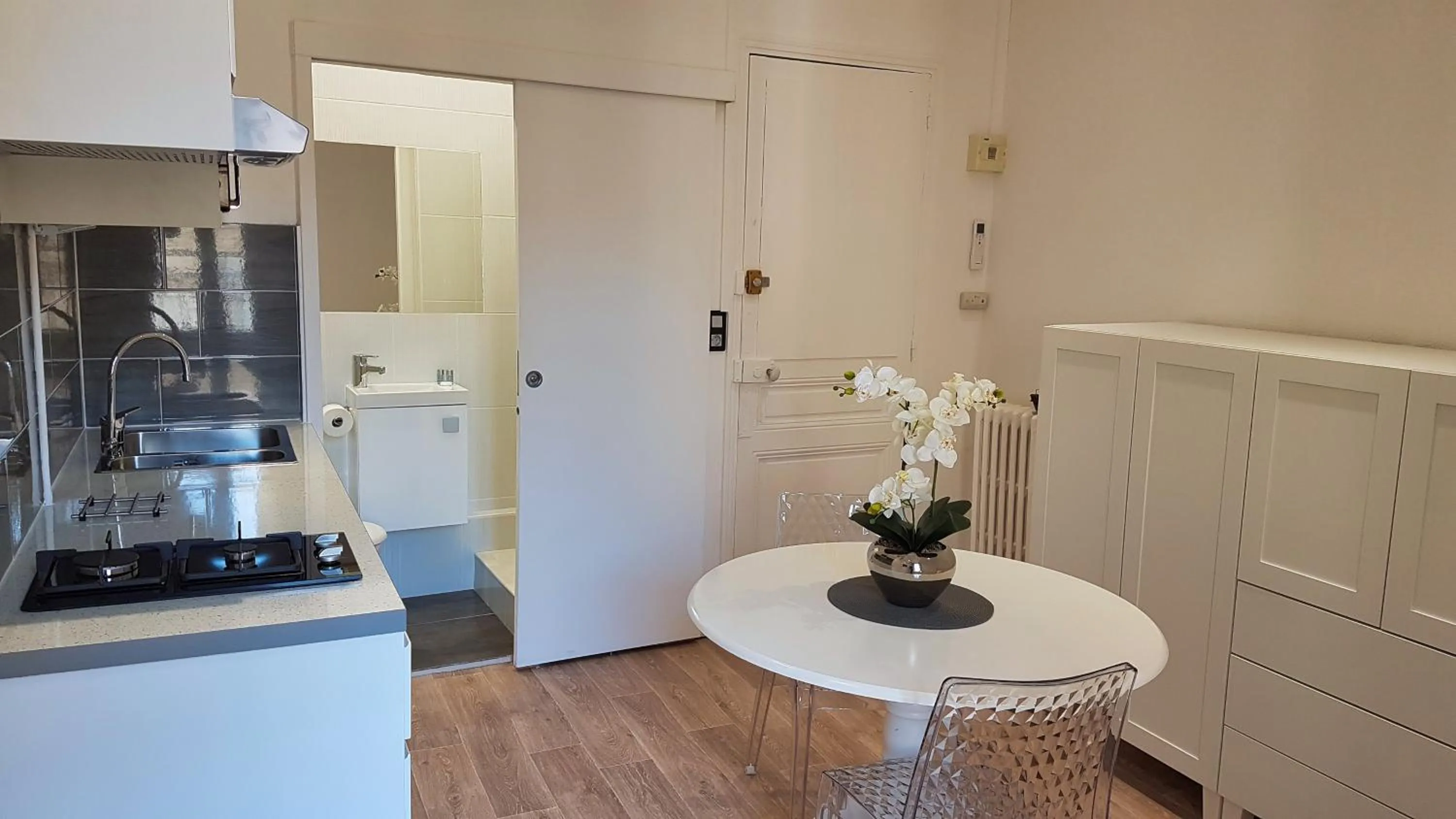 Kitchen or kitchenette in SeaYouSoon Inn Cannes - Studios