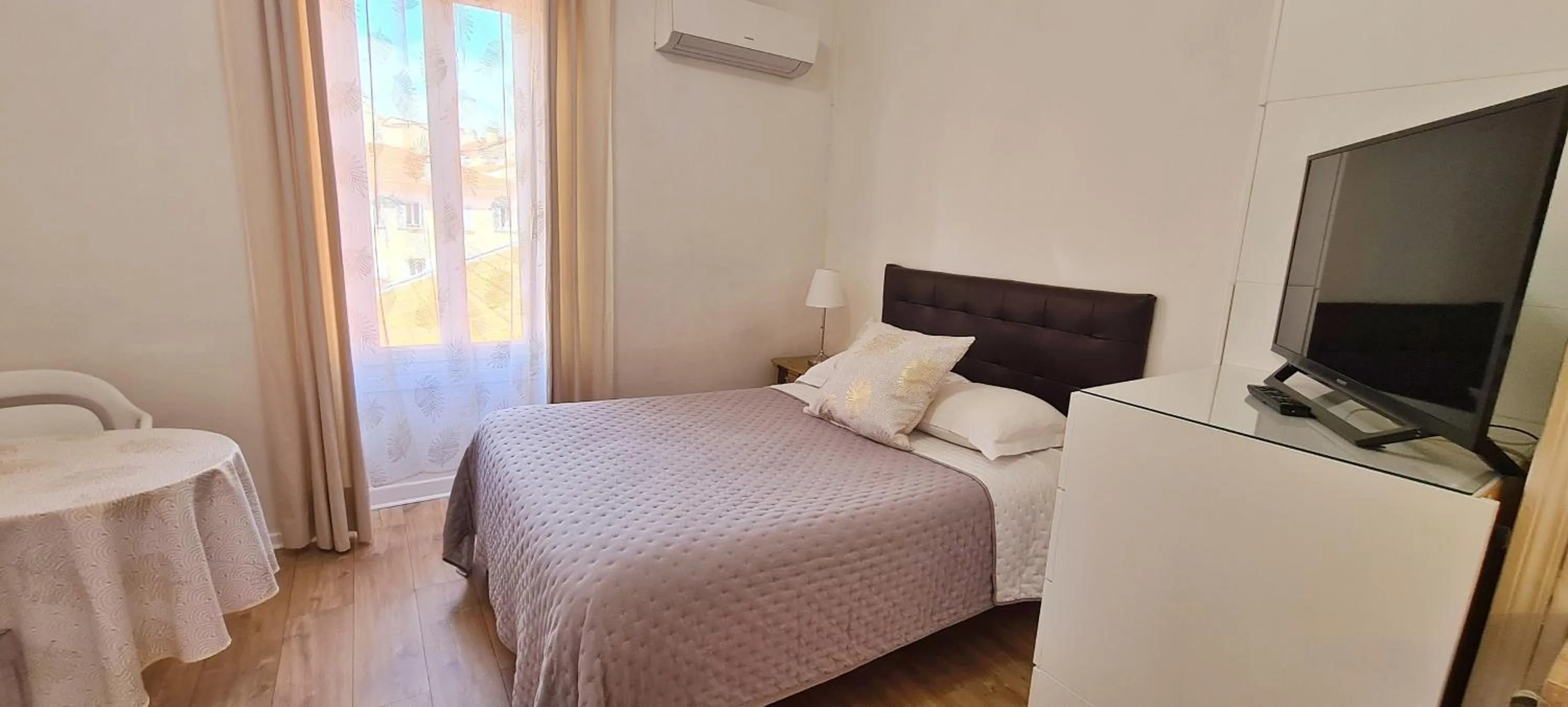 Photo of the whole room, Bed in SeaYouSoon Inn Cannes - Studios