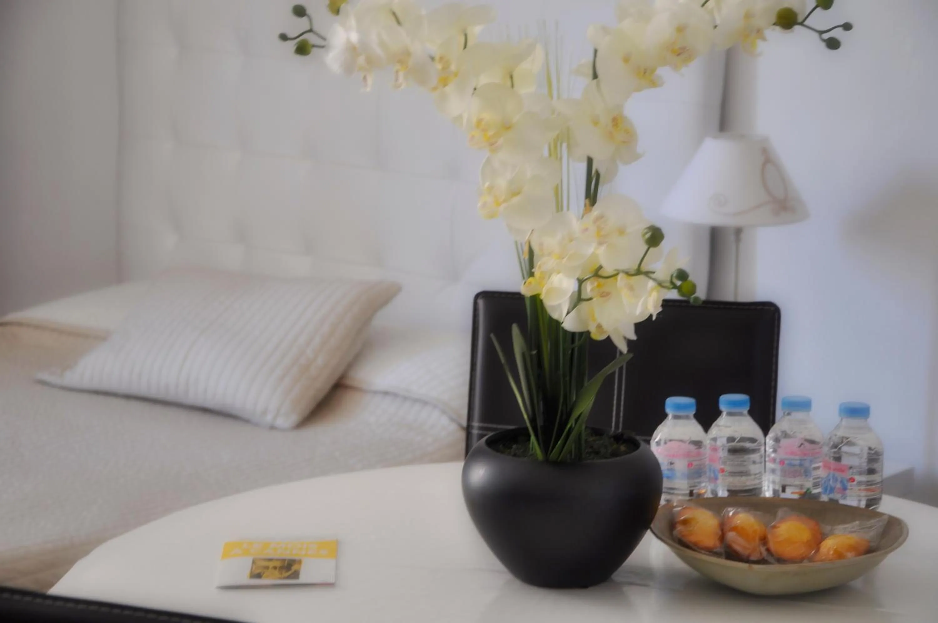 Decorative detail, Bed in SeaYouSoon Inn Cannes - Studios