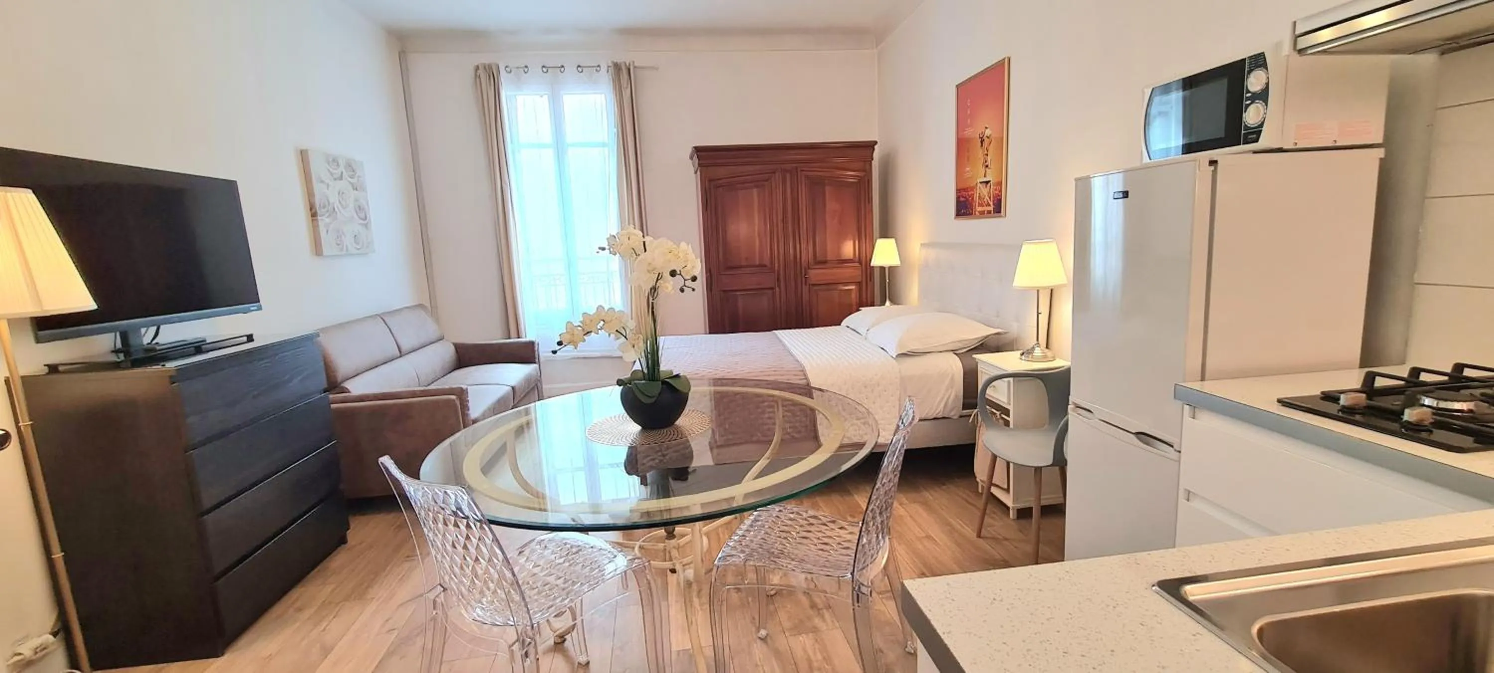 Dining area in SeaYouSoon Inn Cannes - Studios