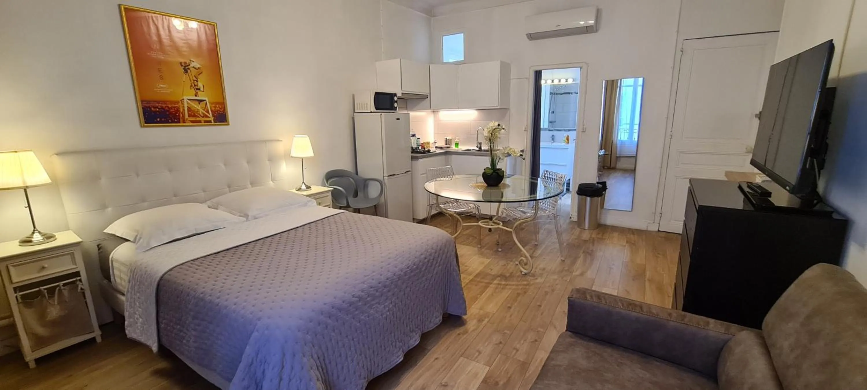 Photo of the whole room, Bed in SeaYouSoon Inn Cannes - Studios