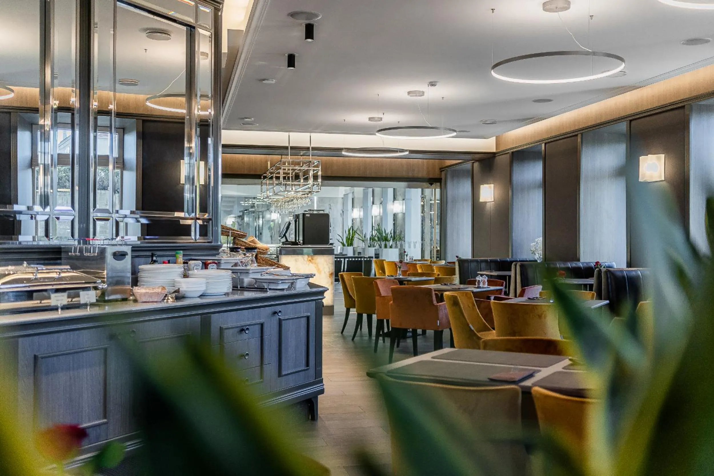 Restaurant/places to eat in Congress Hotel