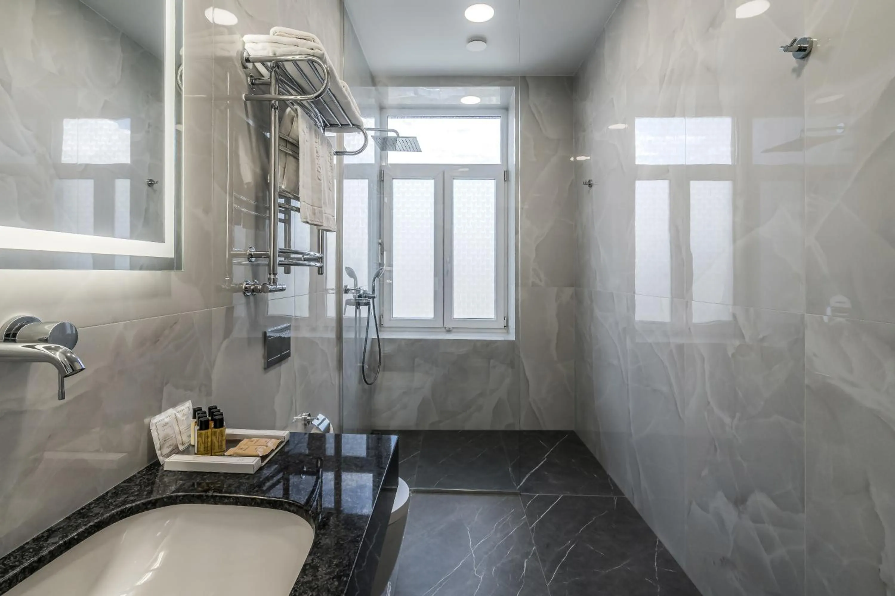 Shower in Congress Hotel