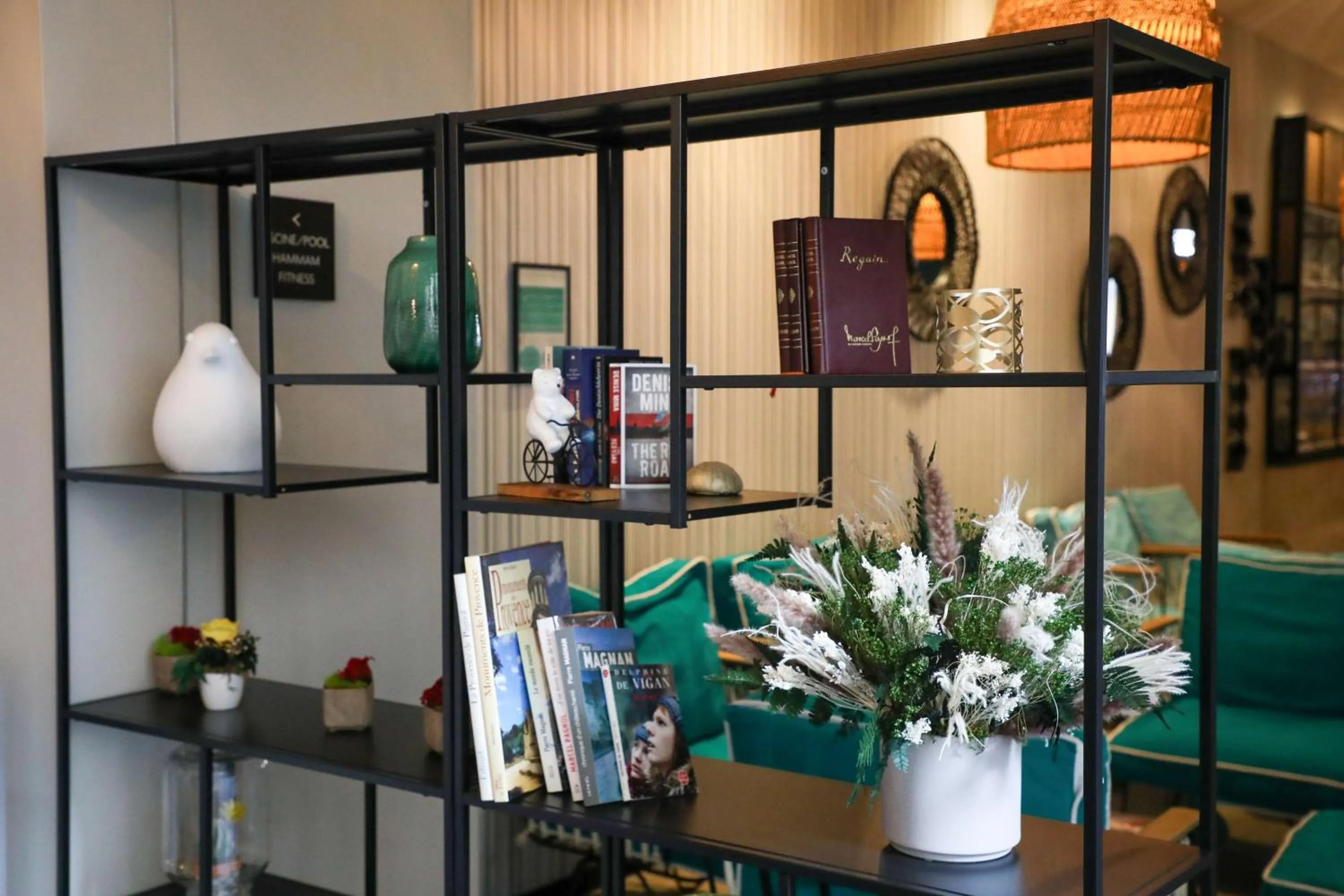 Lobby or reception in Best Western Plus Hôtel La Joliette