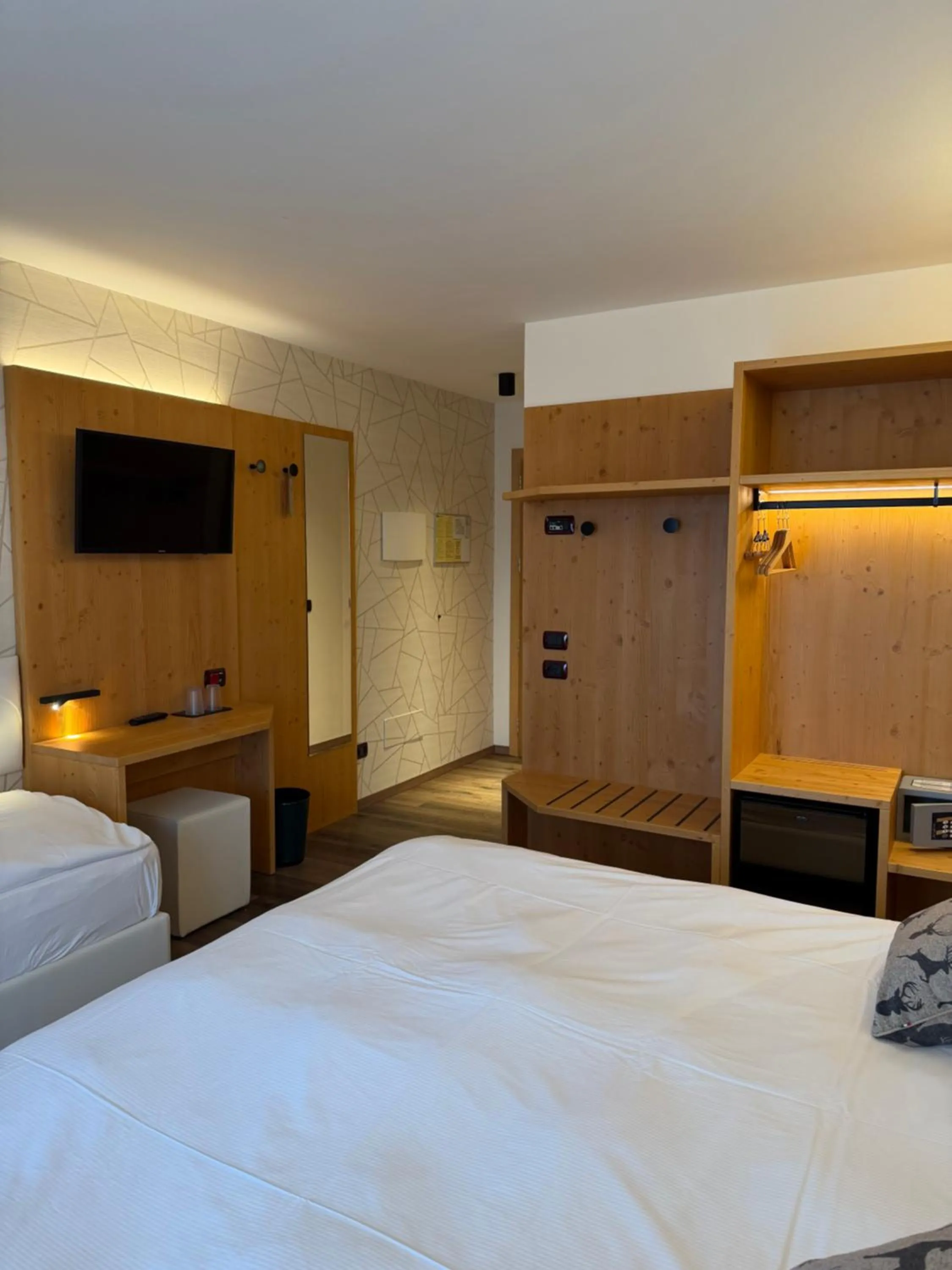 Communal lounge/ TV room, Bed in Chalet Caminetto