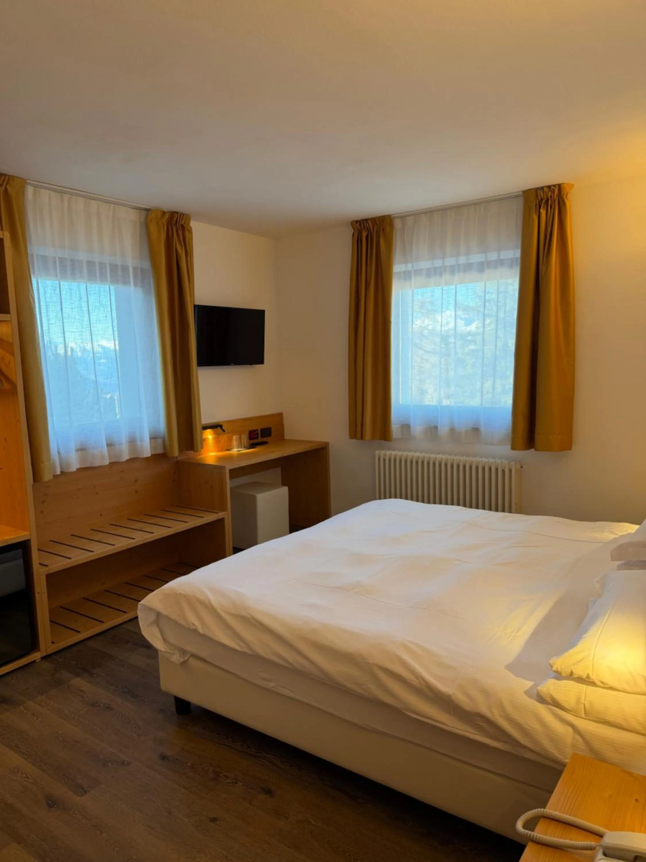 Communal lounge/ TV room, Bed in Chalet Caminetto