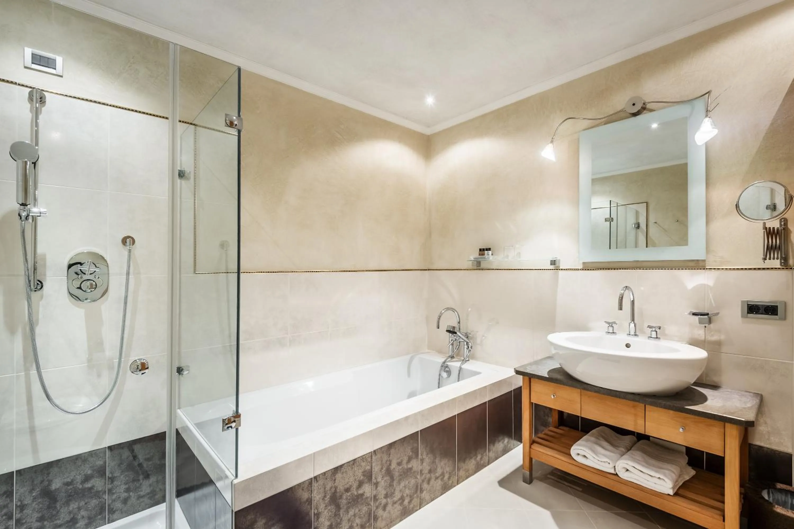 Shower in Hotel La Majun