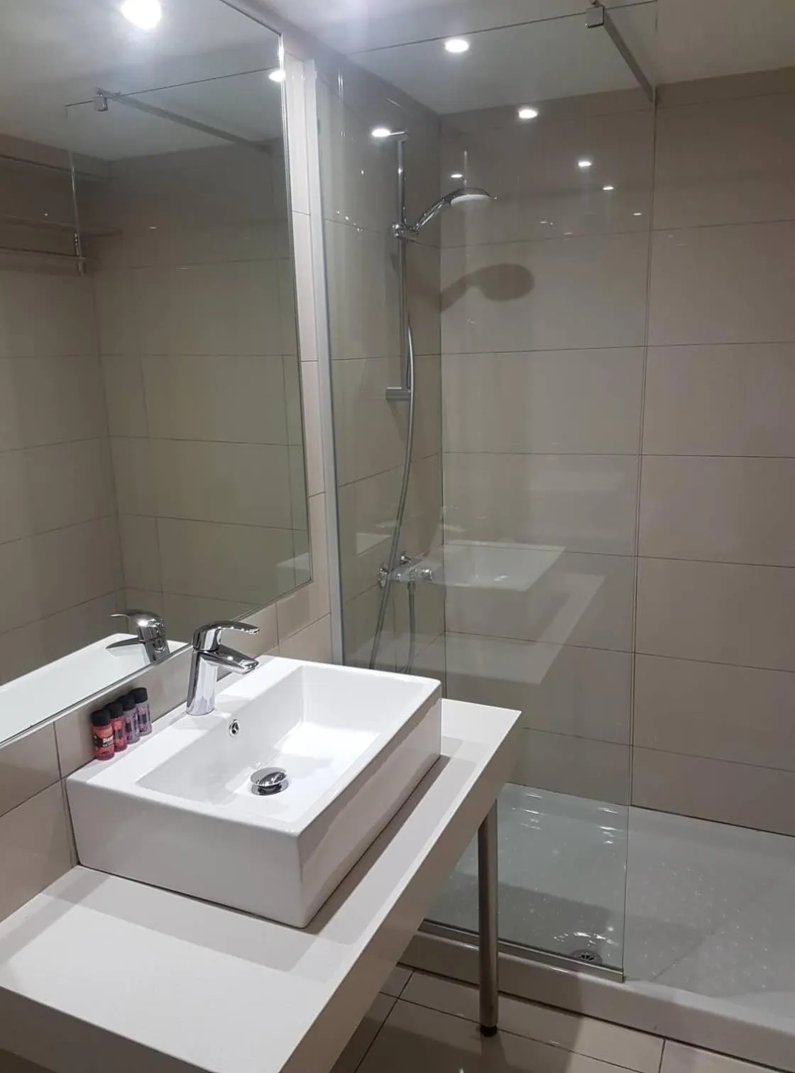 Nicholas Color Hotel