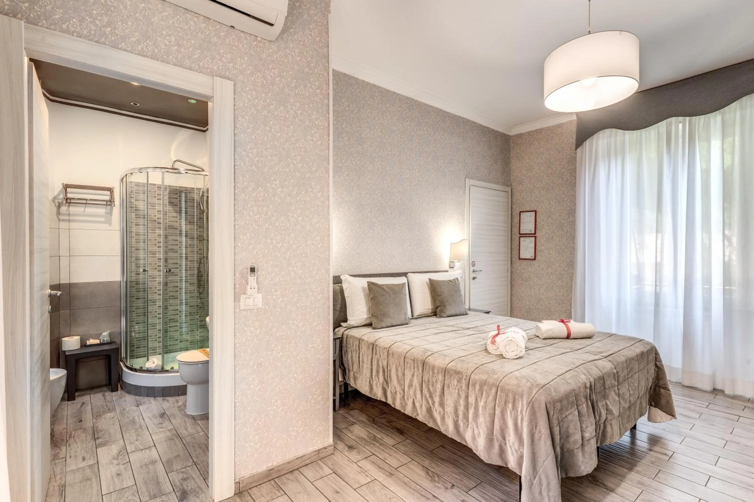 Bathroom, Bed in Marta Inn