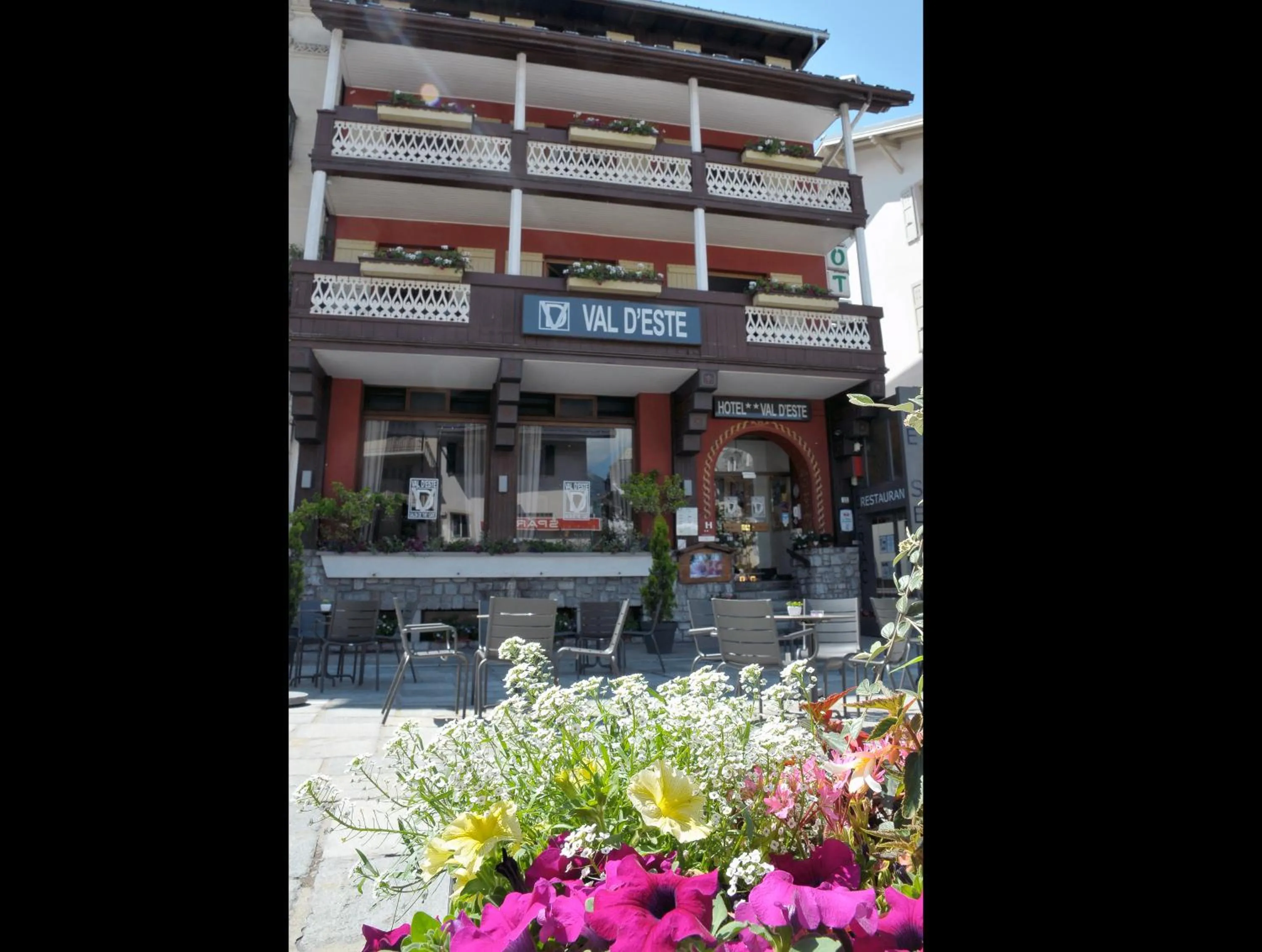 Facade/entrance in Hôtel Val d'Este