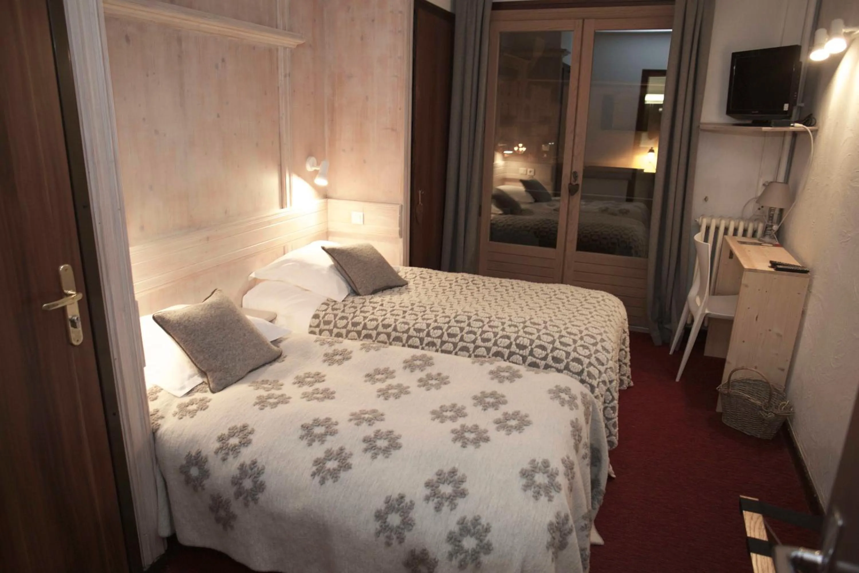 Photo of the whole room, Bed in Hôtel Val d'Este