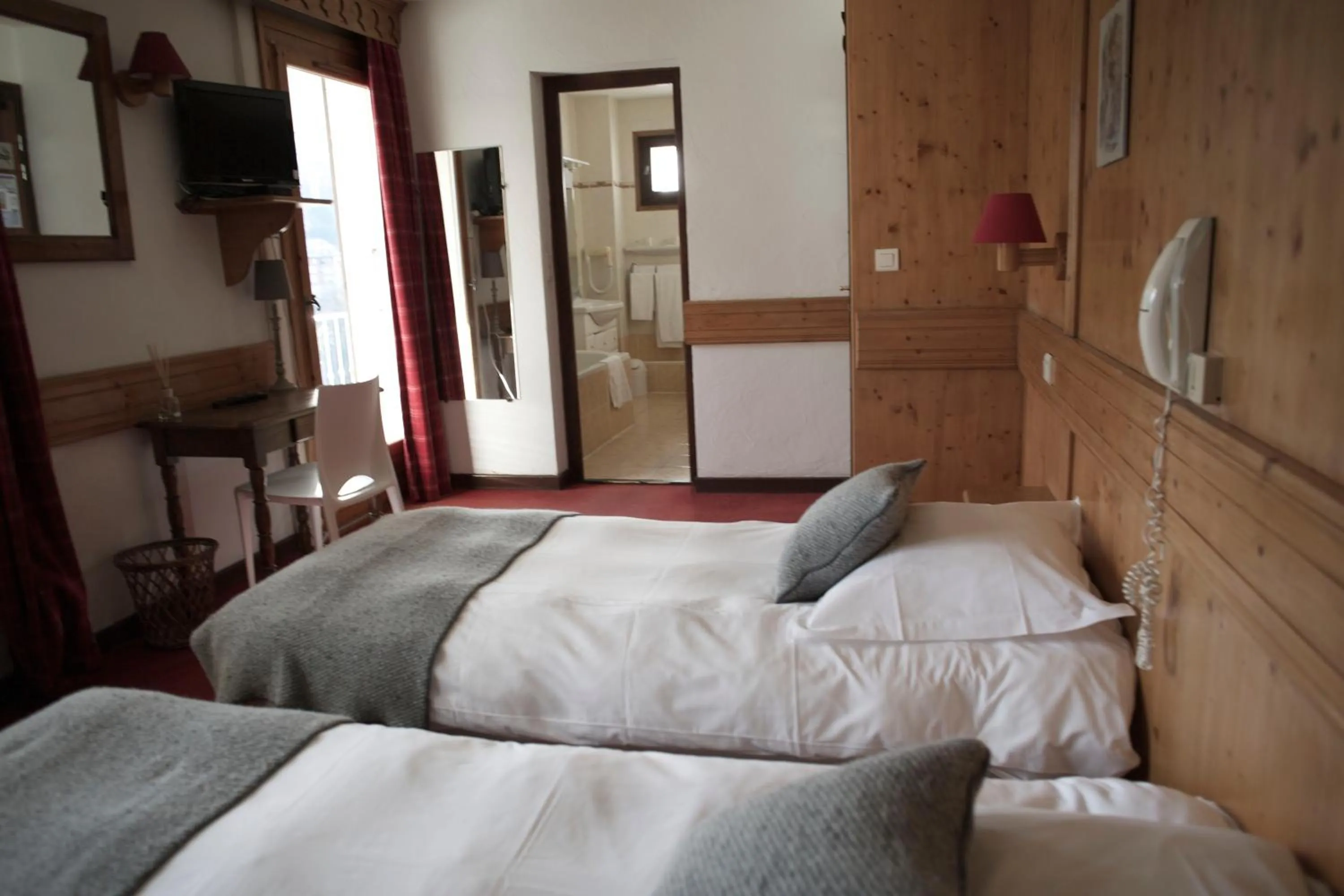 Bedroom, Bed in Hôtel Val d'Este