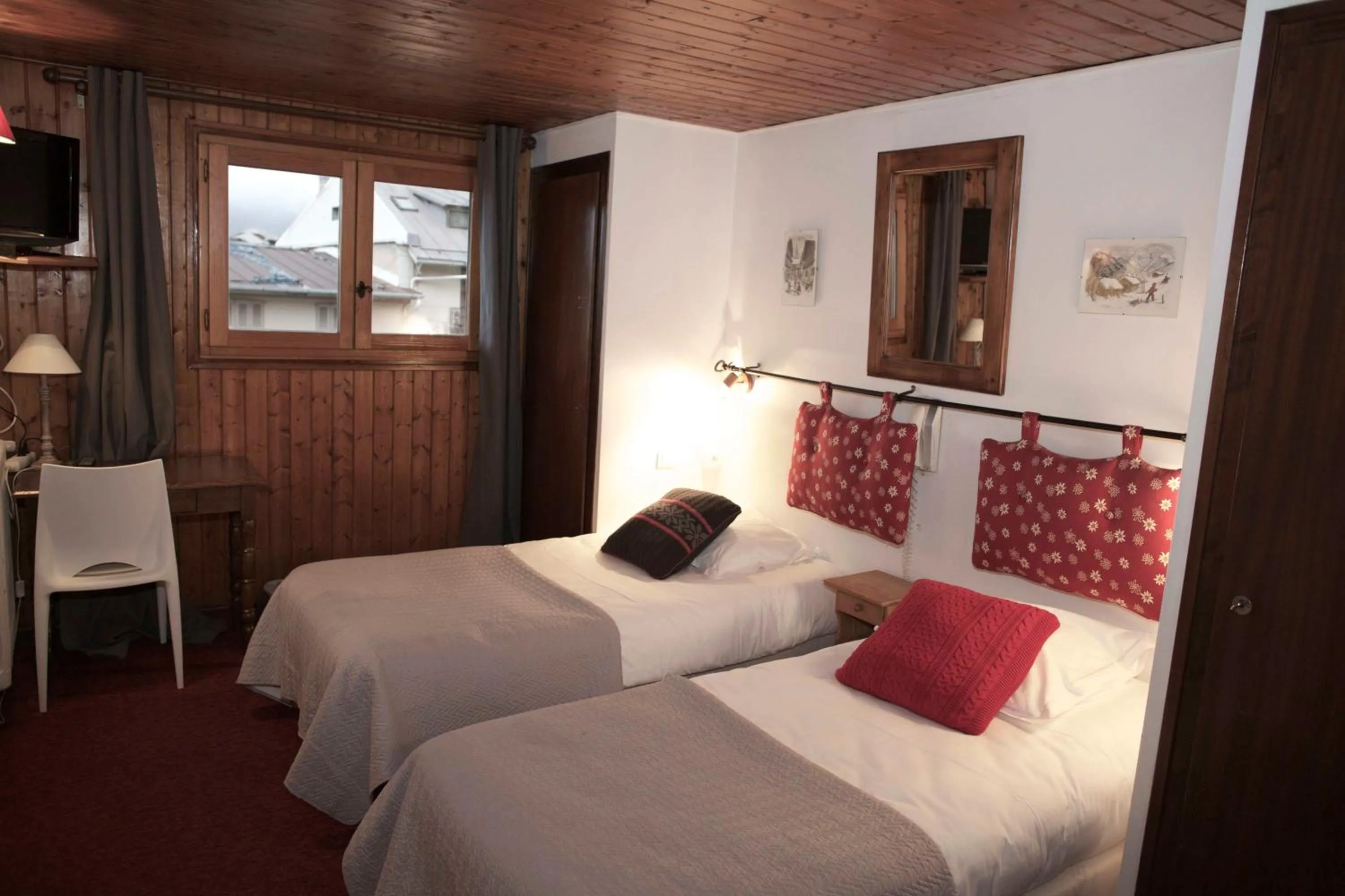 Photo of the whole room, Bed in Hôtel Val d'Este