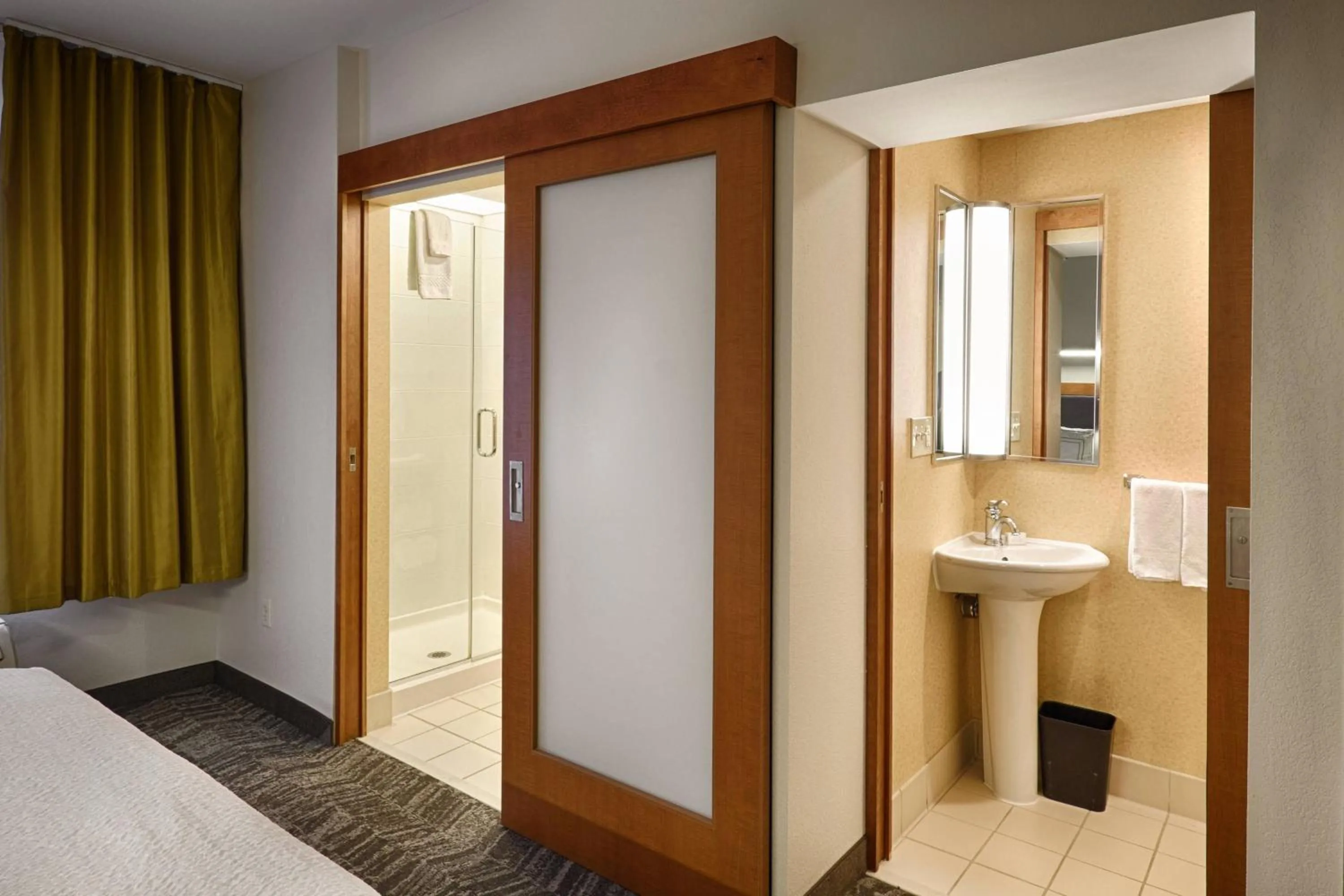 Bathroom, Bed in SpringHill Suites by Marriott Albany Latham-Colonie