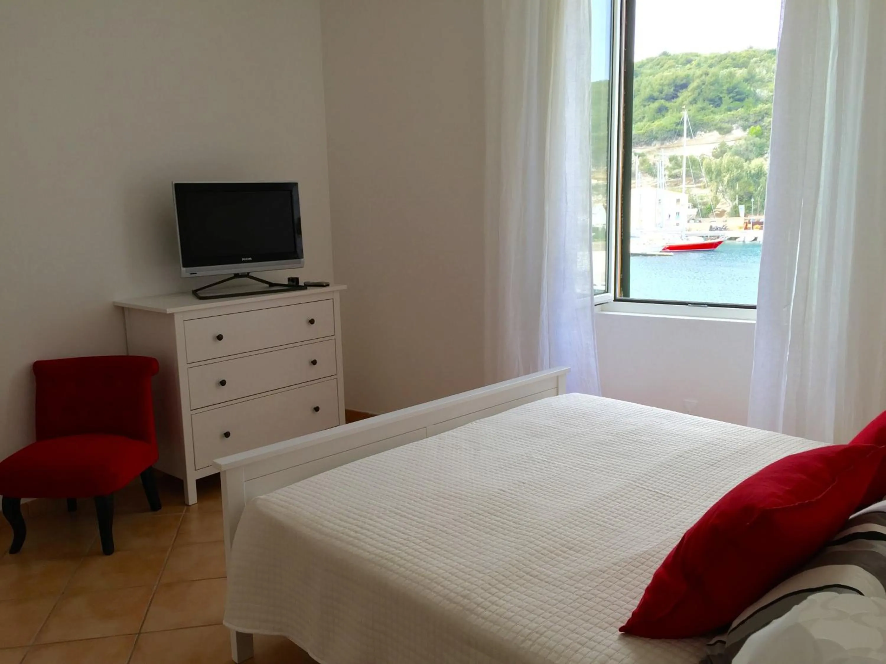 Photo of the whole room, Bed in Les Appartements du Port