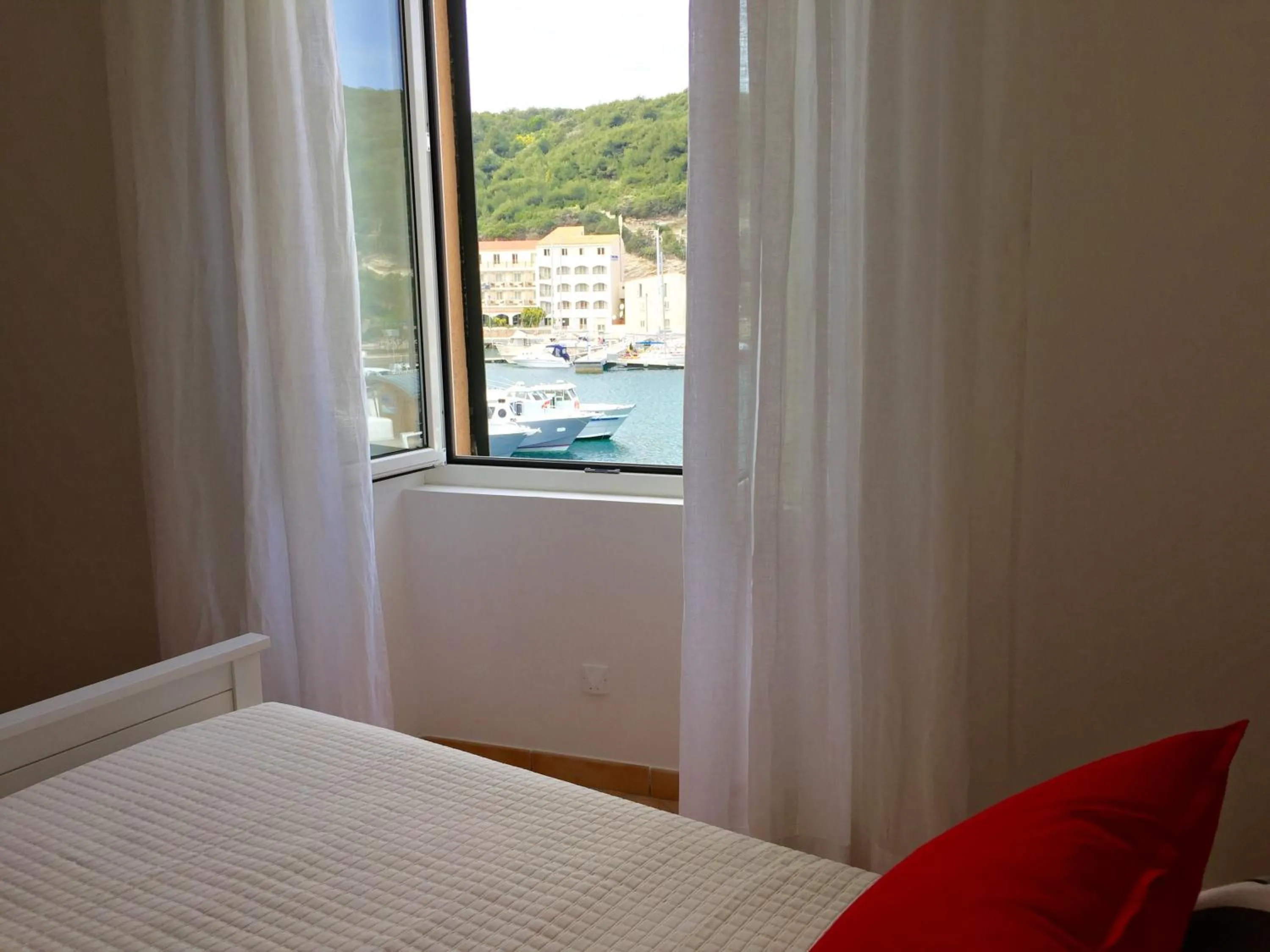 Sea view, Bed in Les Appartements du Port