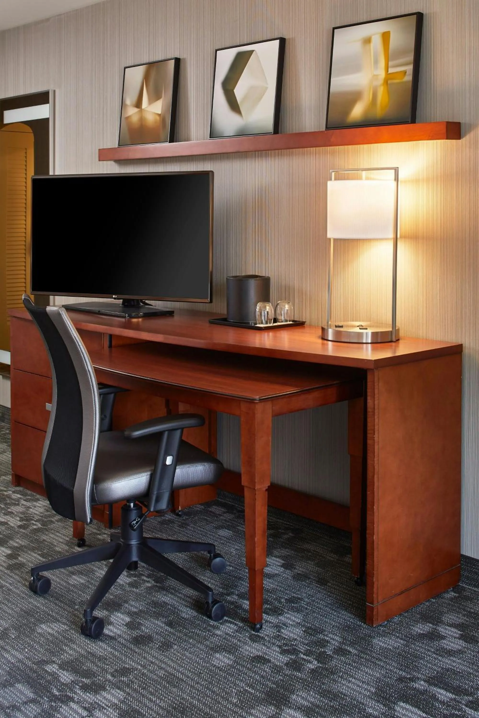 Photo of the whole room in Courtyard by Marriott Albany Thruway