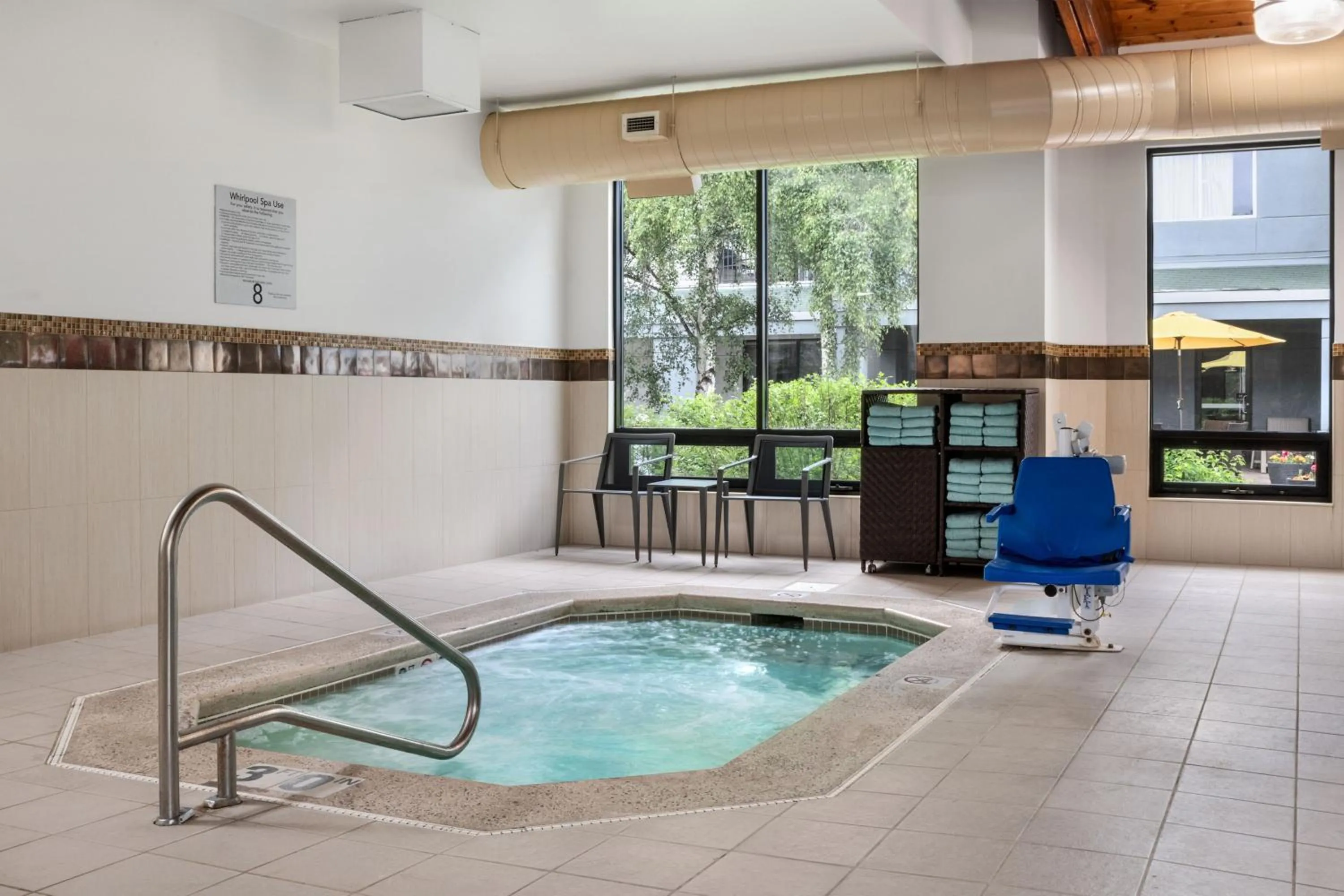 Swimming pool in Courtyard by Marriott Anchorage Airport