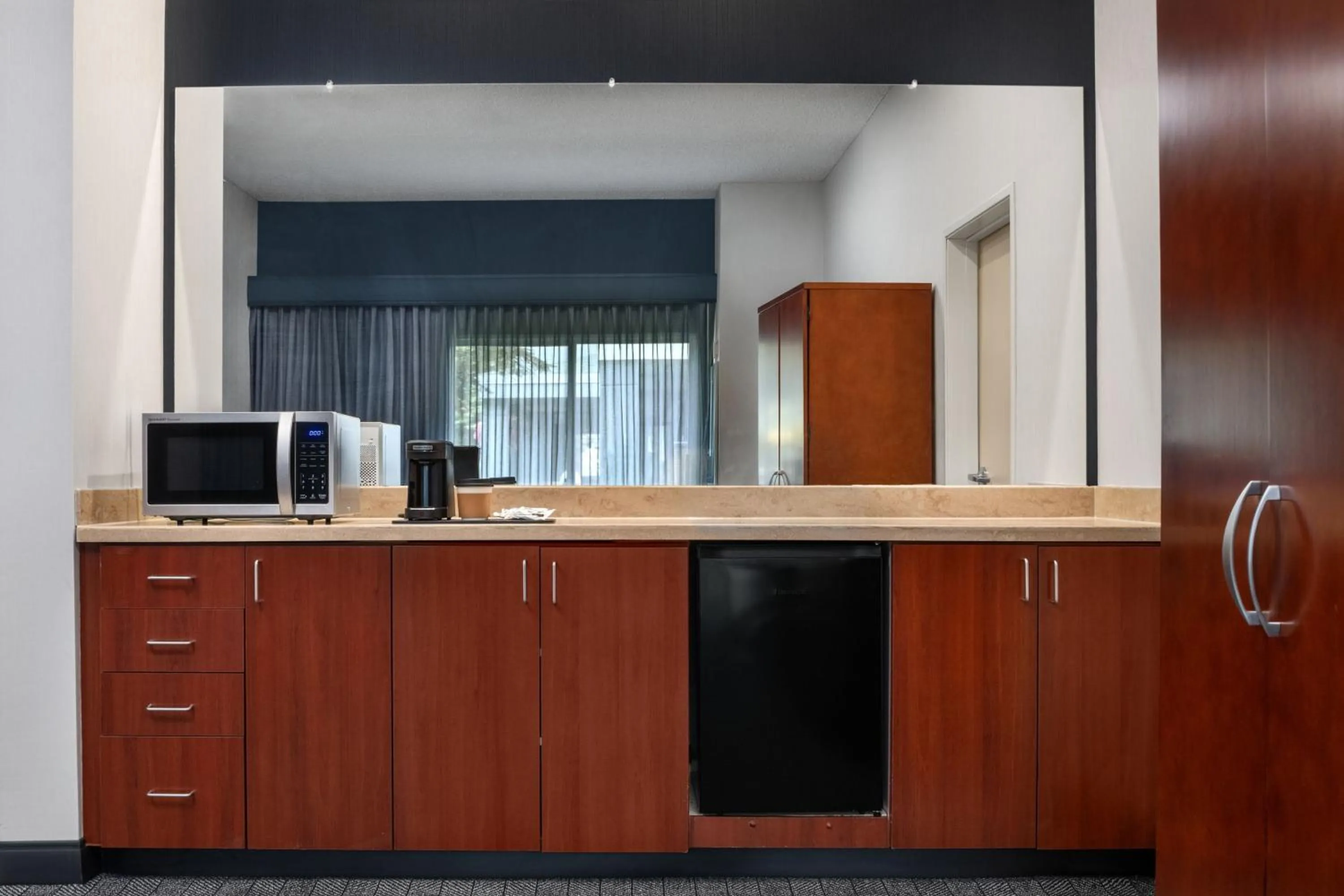 Photo of the whole room in Courtyard by Marriott Anchorage Airport