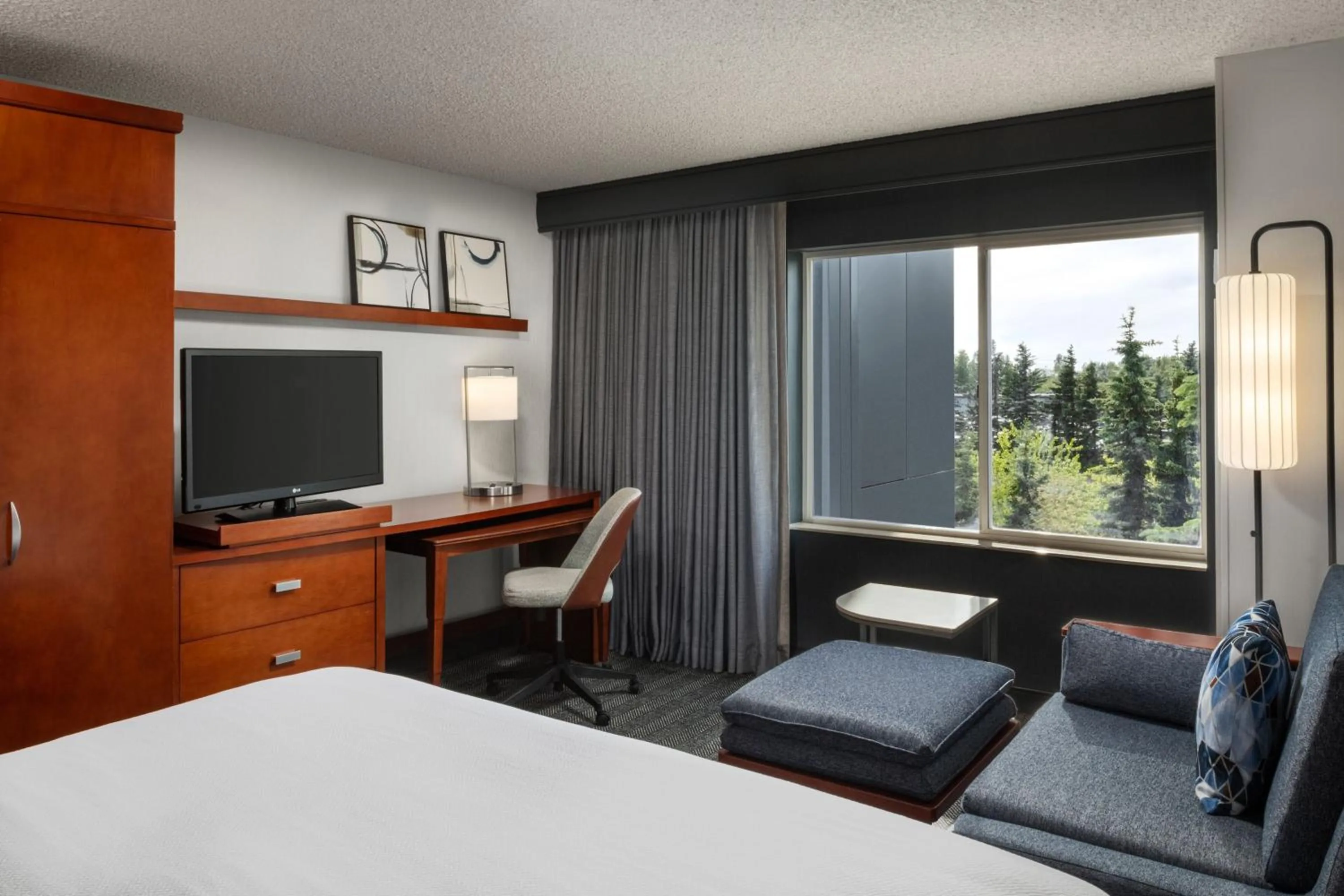 Photo of the whole room, Bed in Courtyard by Marriott Anchorage Airport