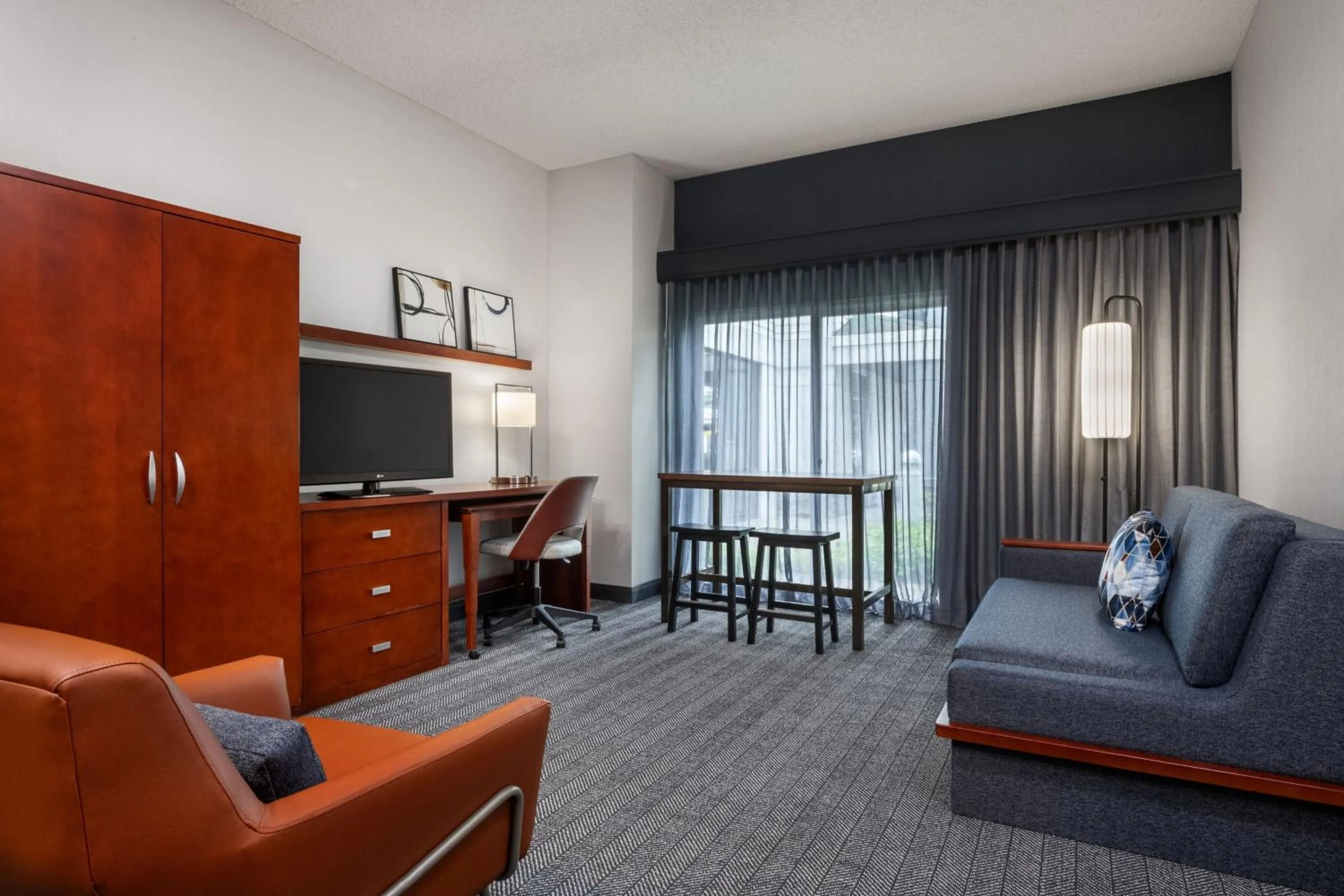Photo of the whole room in Courtyard by Marriott Anchorage Airport