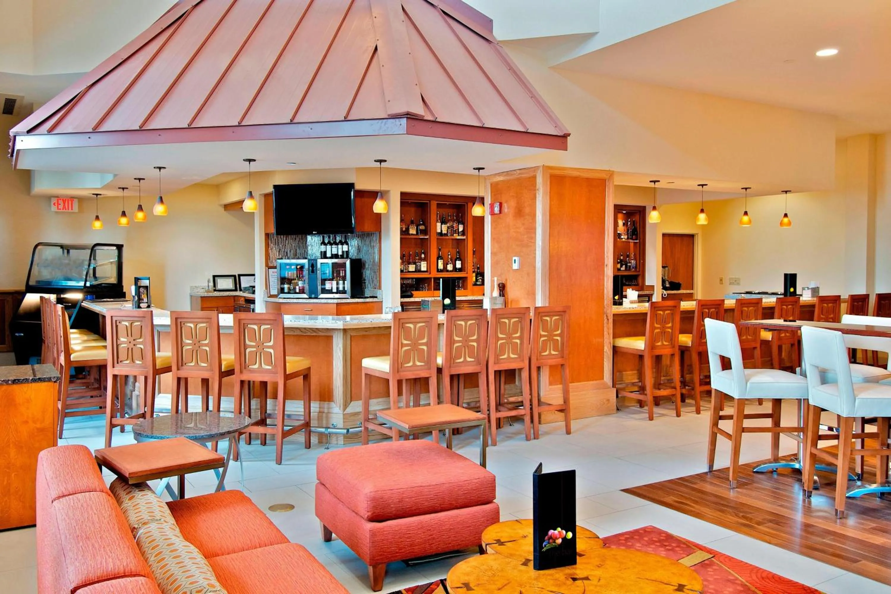 Lounge or bar in Marriott Anchorage Downtown