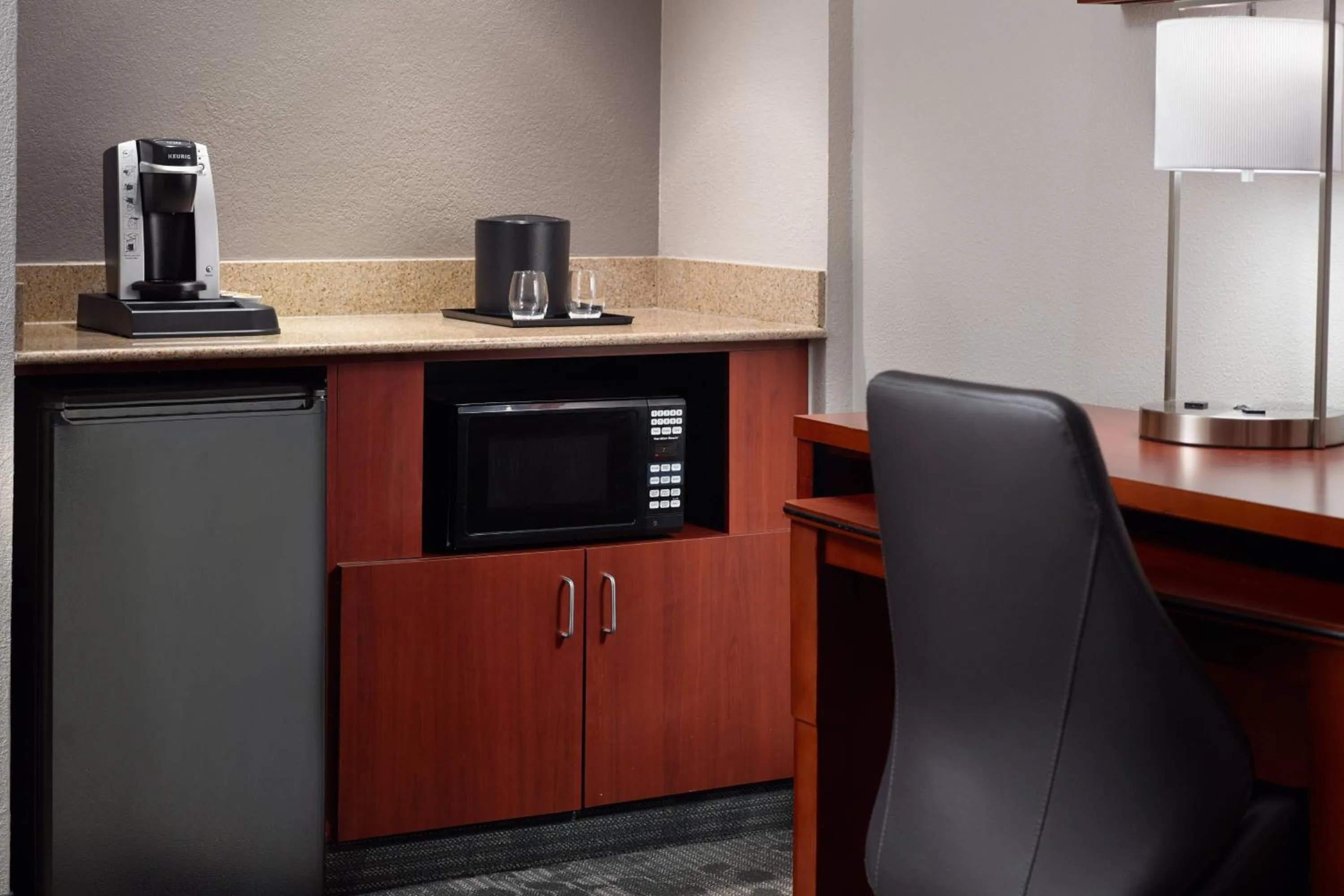 Lounge or bar in Courtyard by Marriott Atlanta Airport South/Sullivan Road