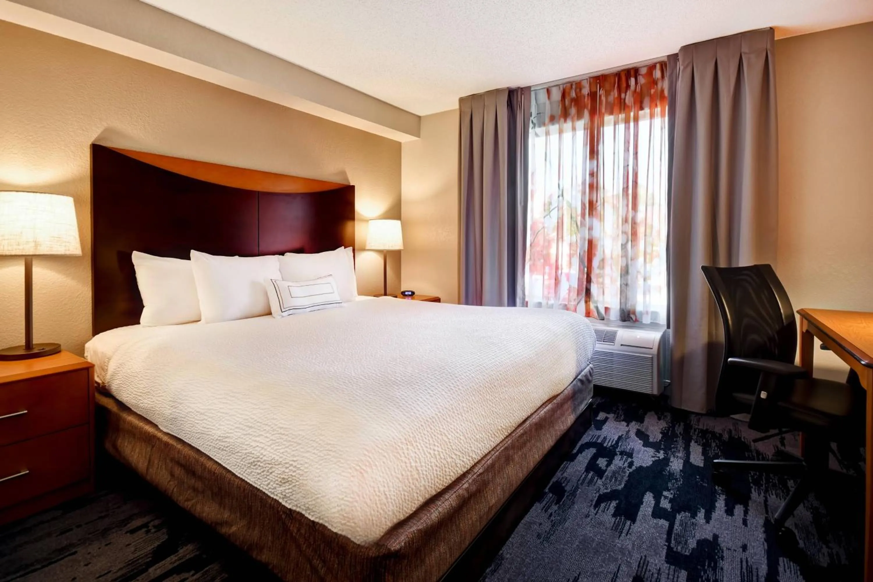 Photo of the whole room, Bed in Fairfield Inn & Suites by Marriott Atlanta Kennesaw