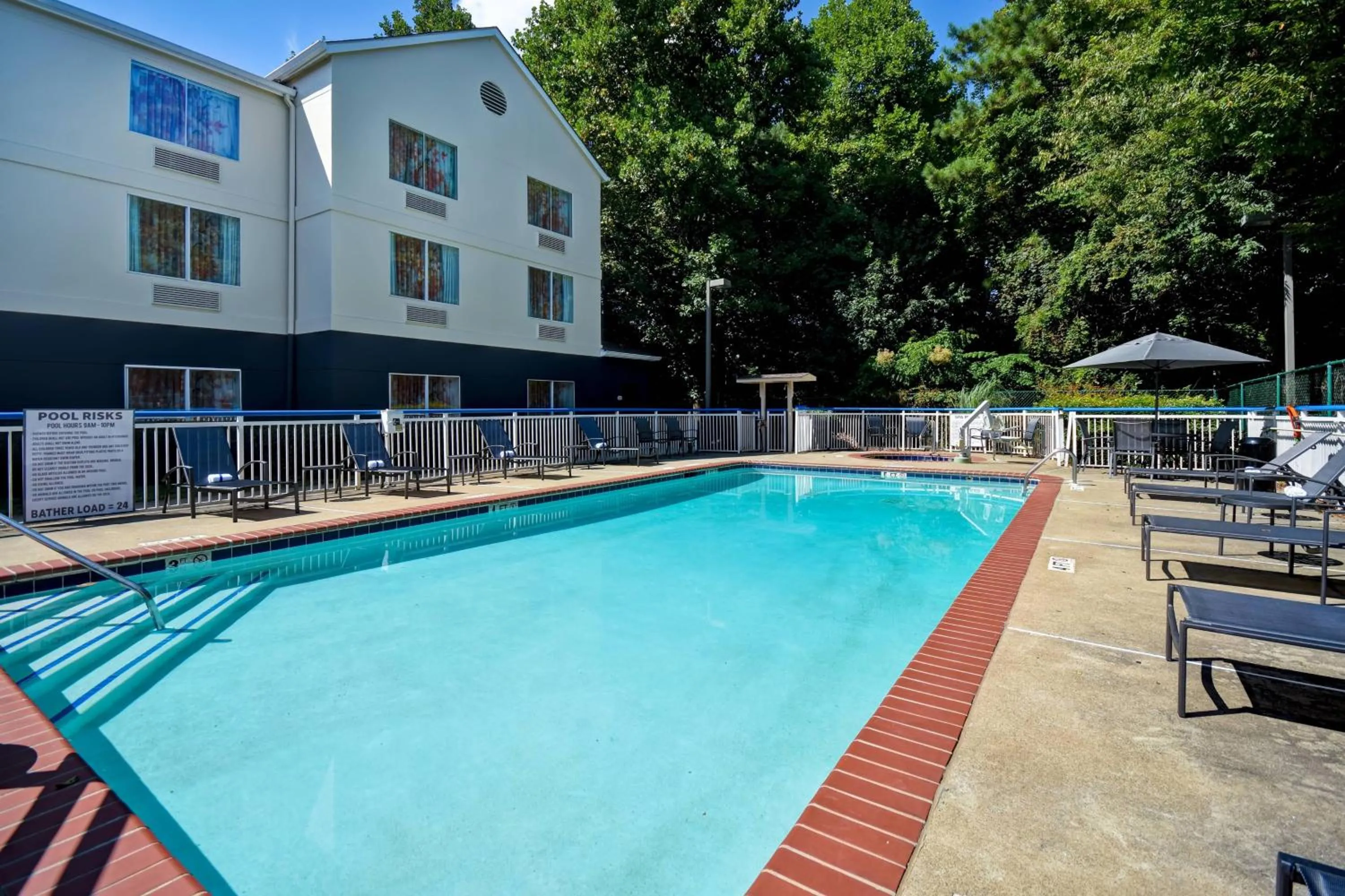Swimming pool in Fairfield Inn & Suites by Marriott Atlanta Kennesaw