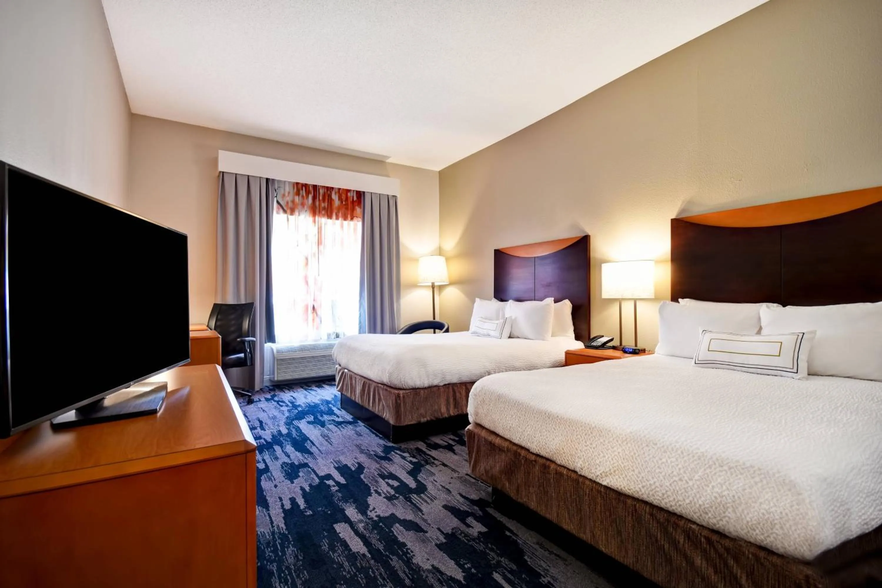 Photo of the whole room, Bed in Fairfield Inn & Suites by Marriott Atlanta Kennesaw