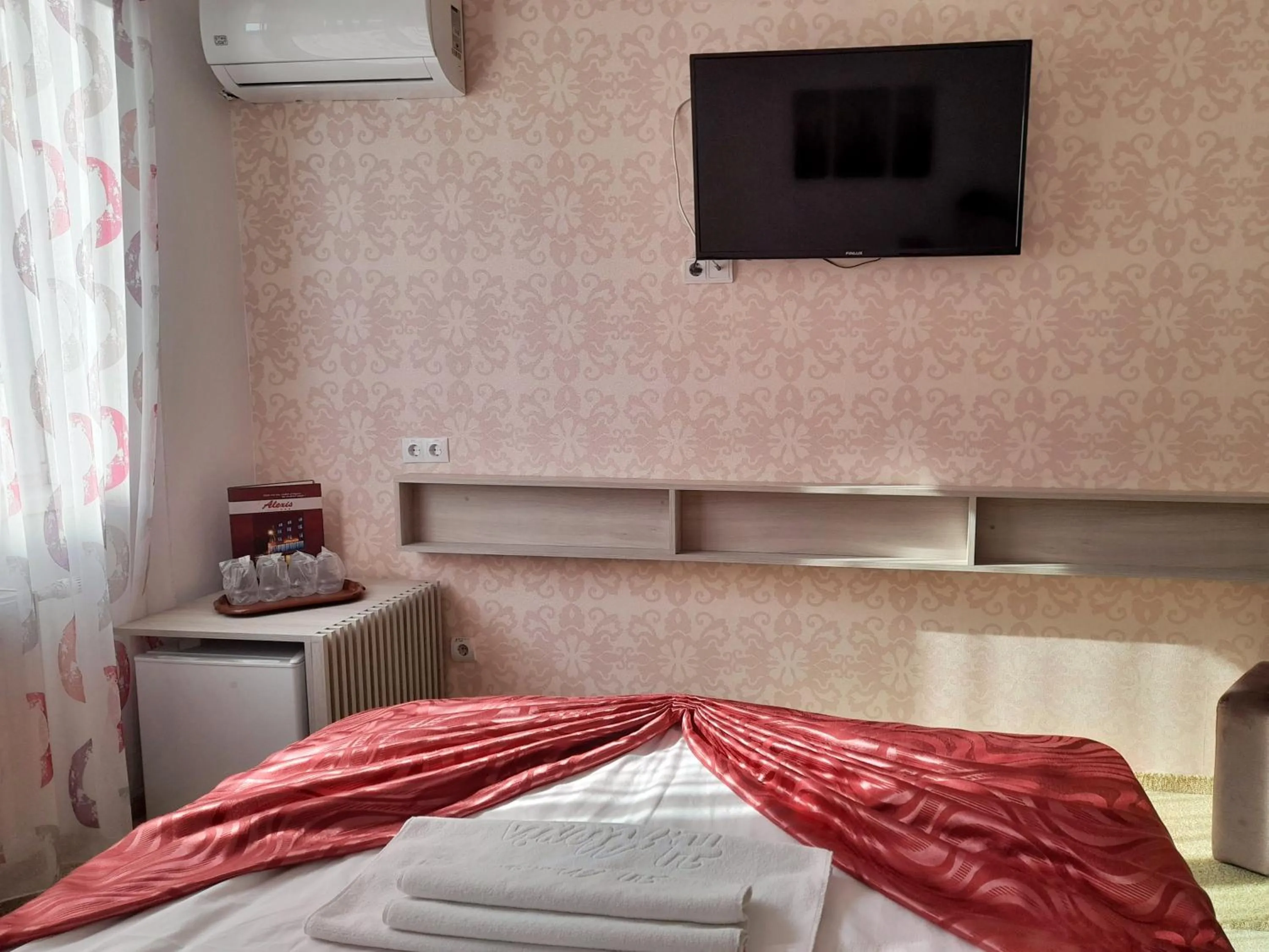 View (from property/room), Bed in Hotel Alexis