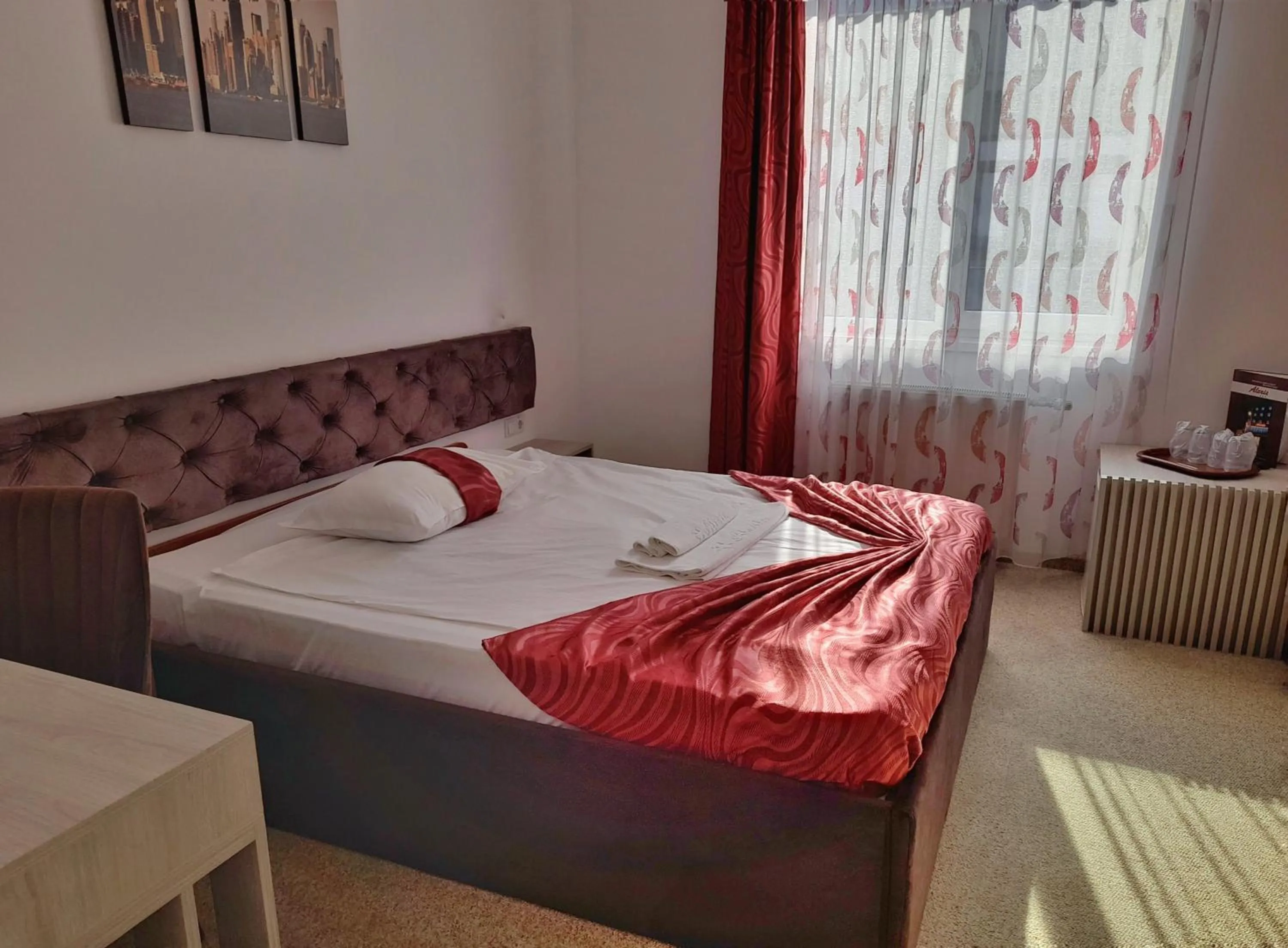 Inner courtyard view, Bed in Hotel Alexis