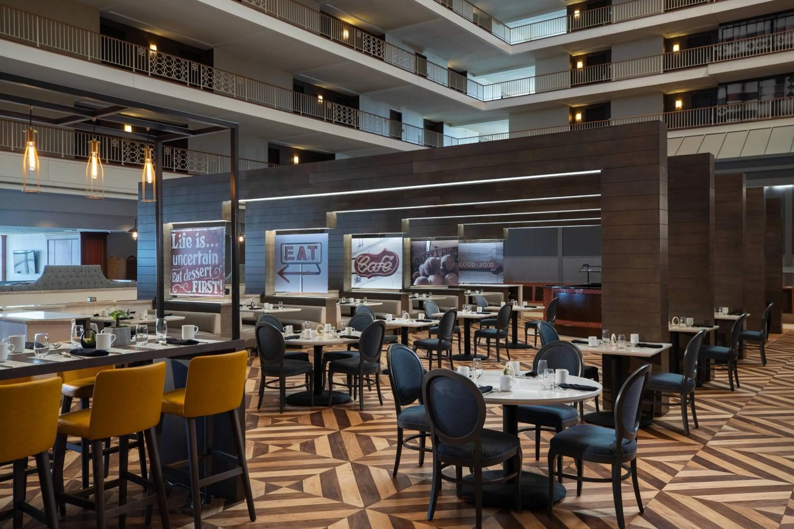 Restaurant/places to eat in Renaissance Concourse Atlanta Airport Hotel